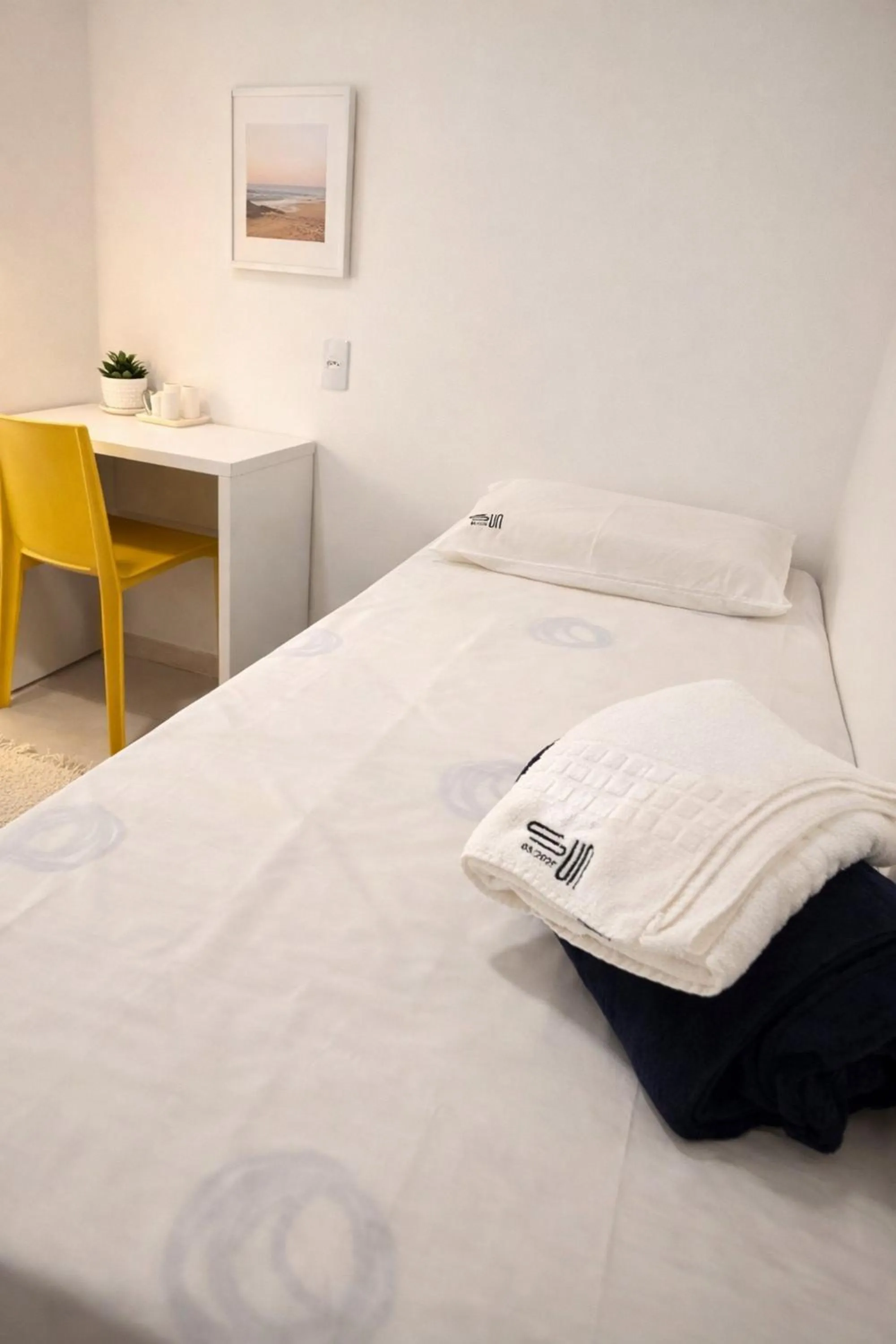 Bedroom, Bed in Sun Smart Hotel