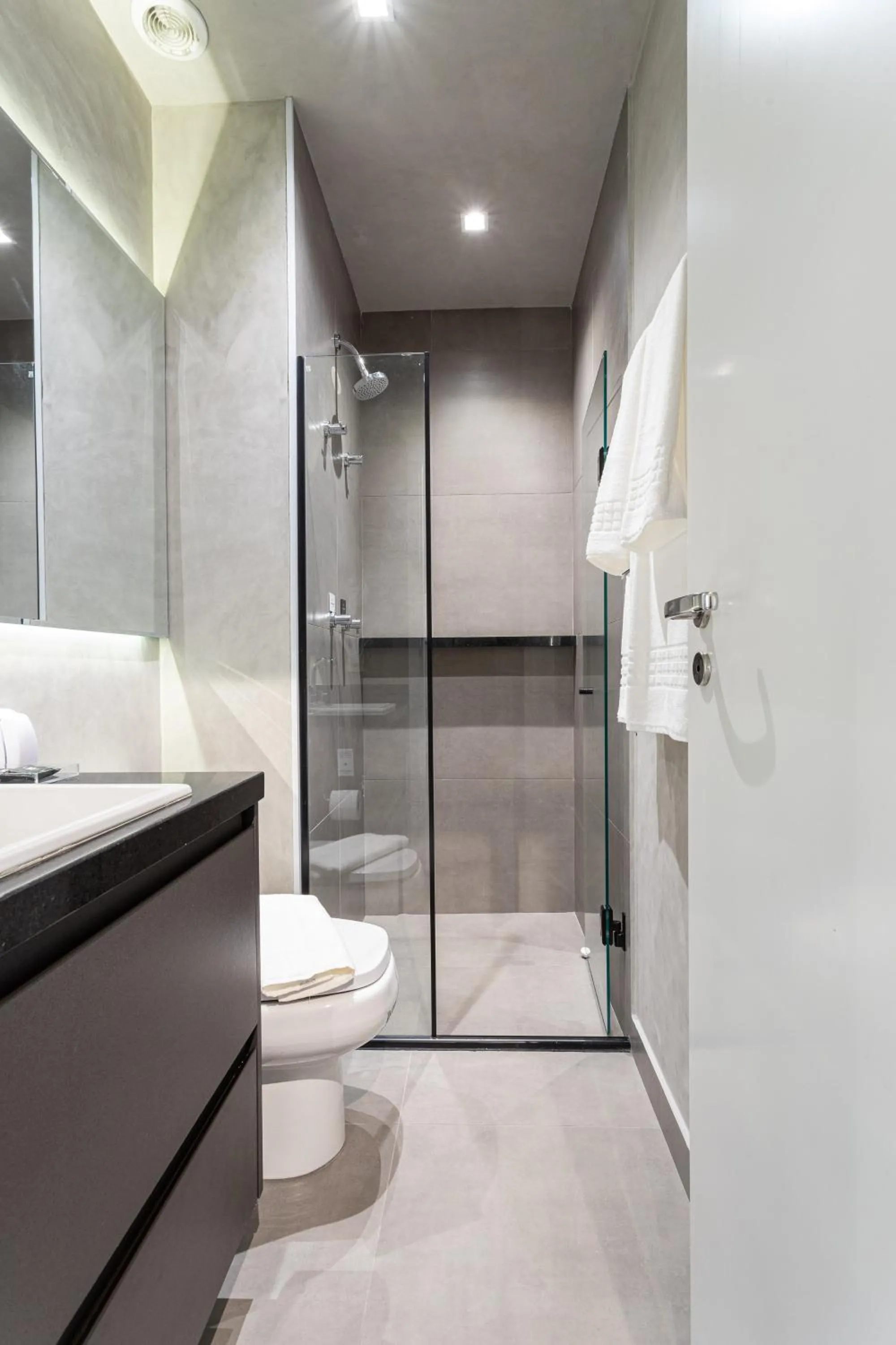 Shower in Charlie Oscar Freire