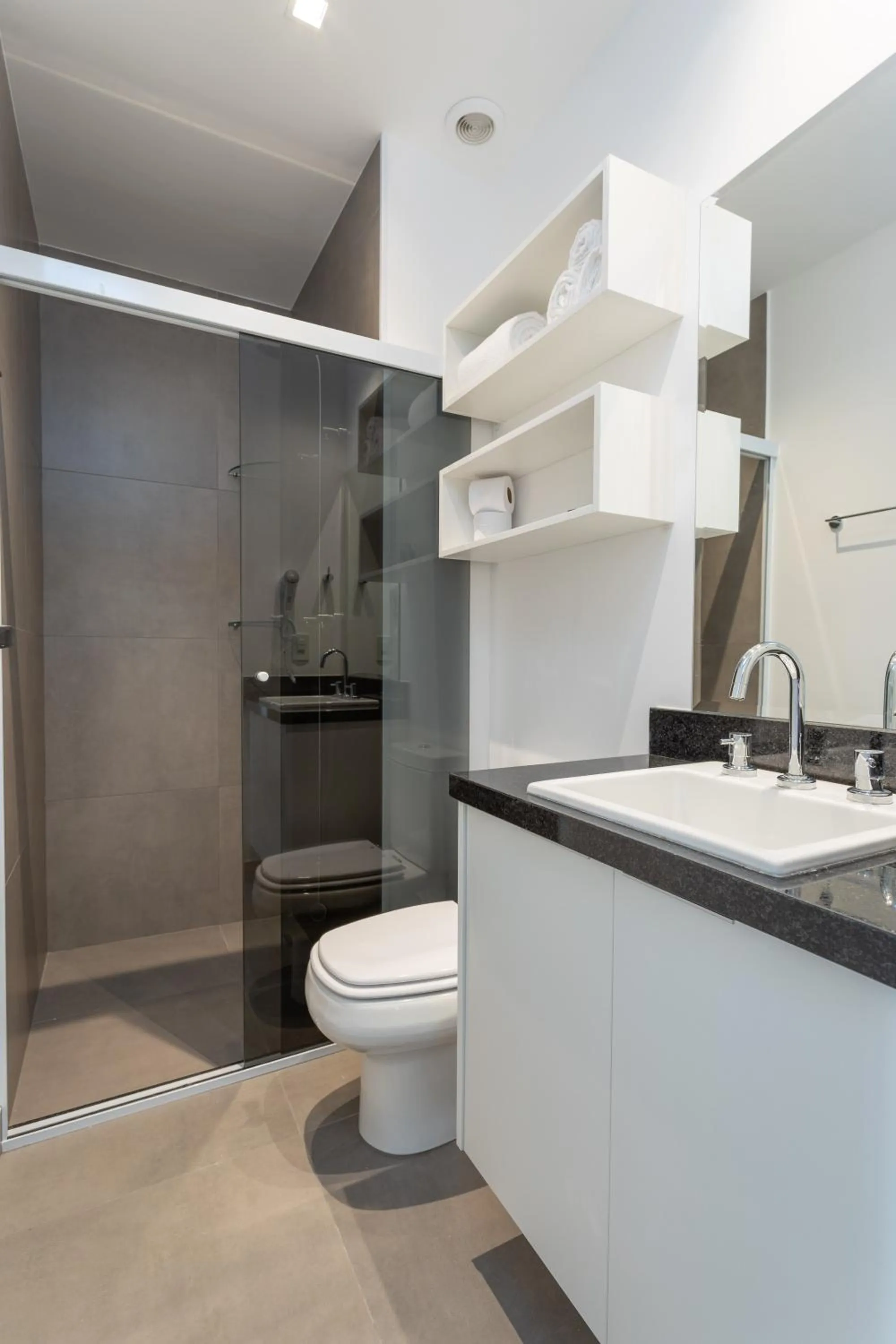 Shower in Charlie Oscar Freire