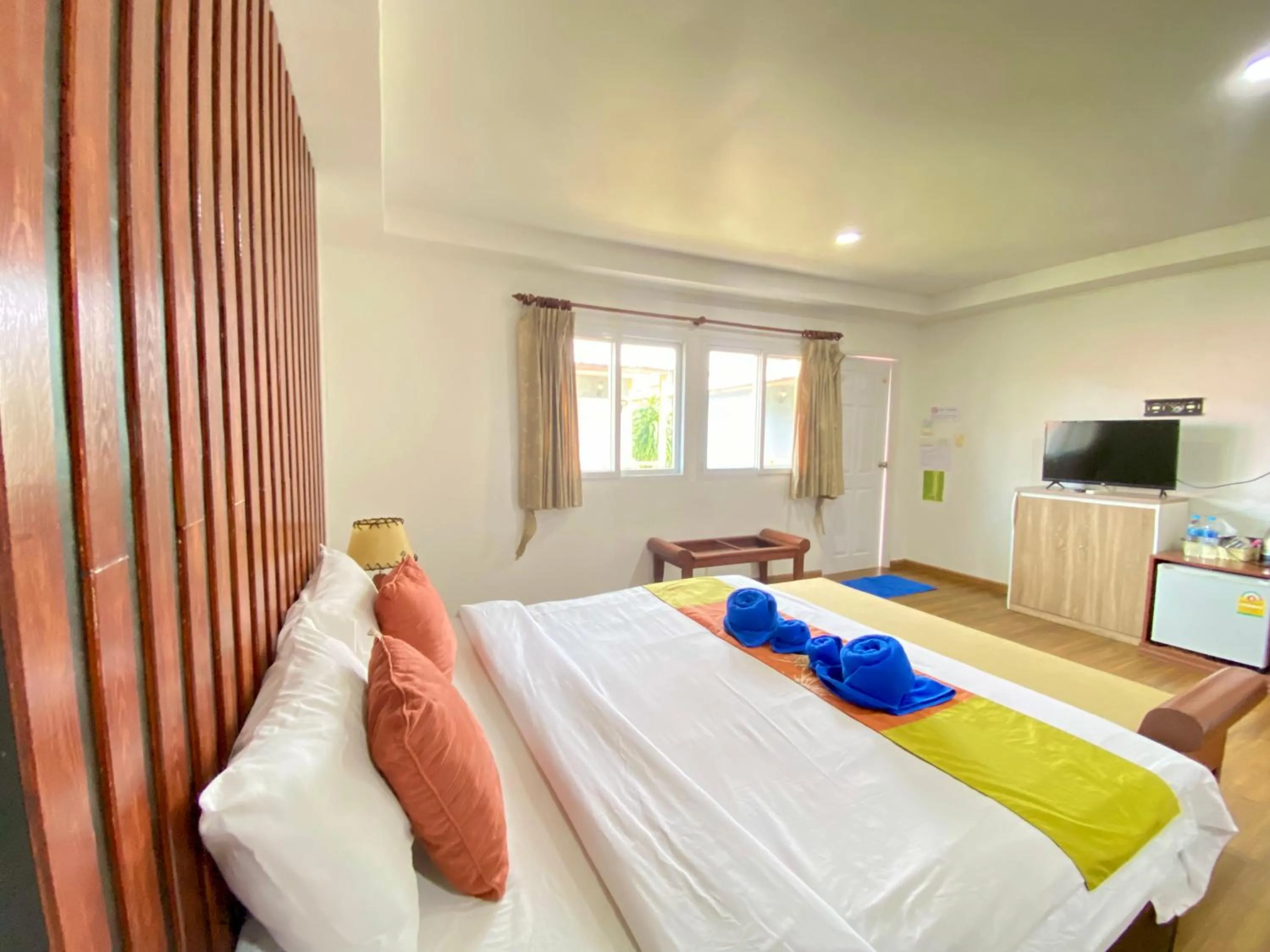 Bed in Phi Phi Ba Kao Bay Resort