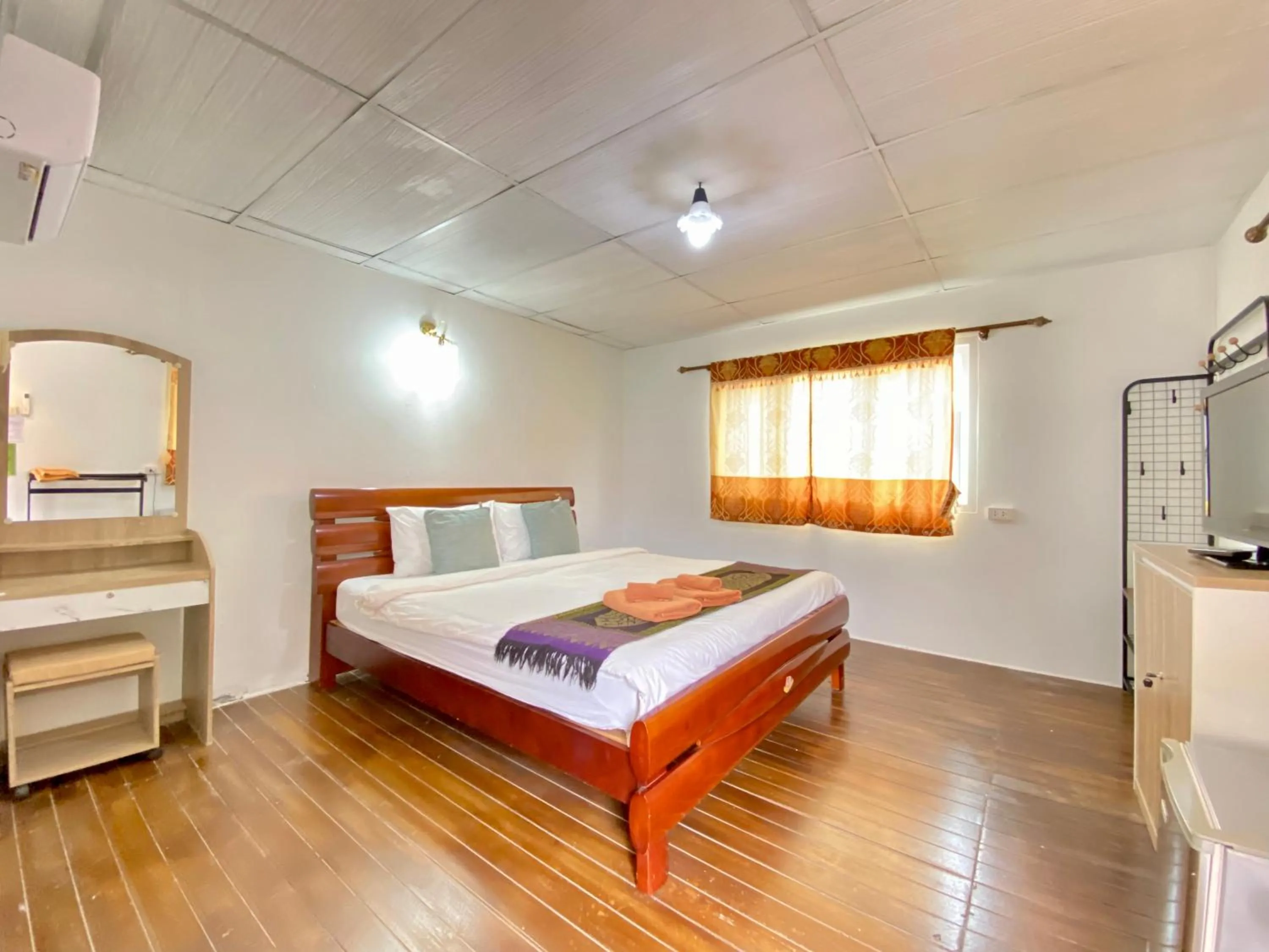 Bed in Phi Phi Ba Kao Bay Resort