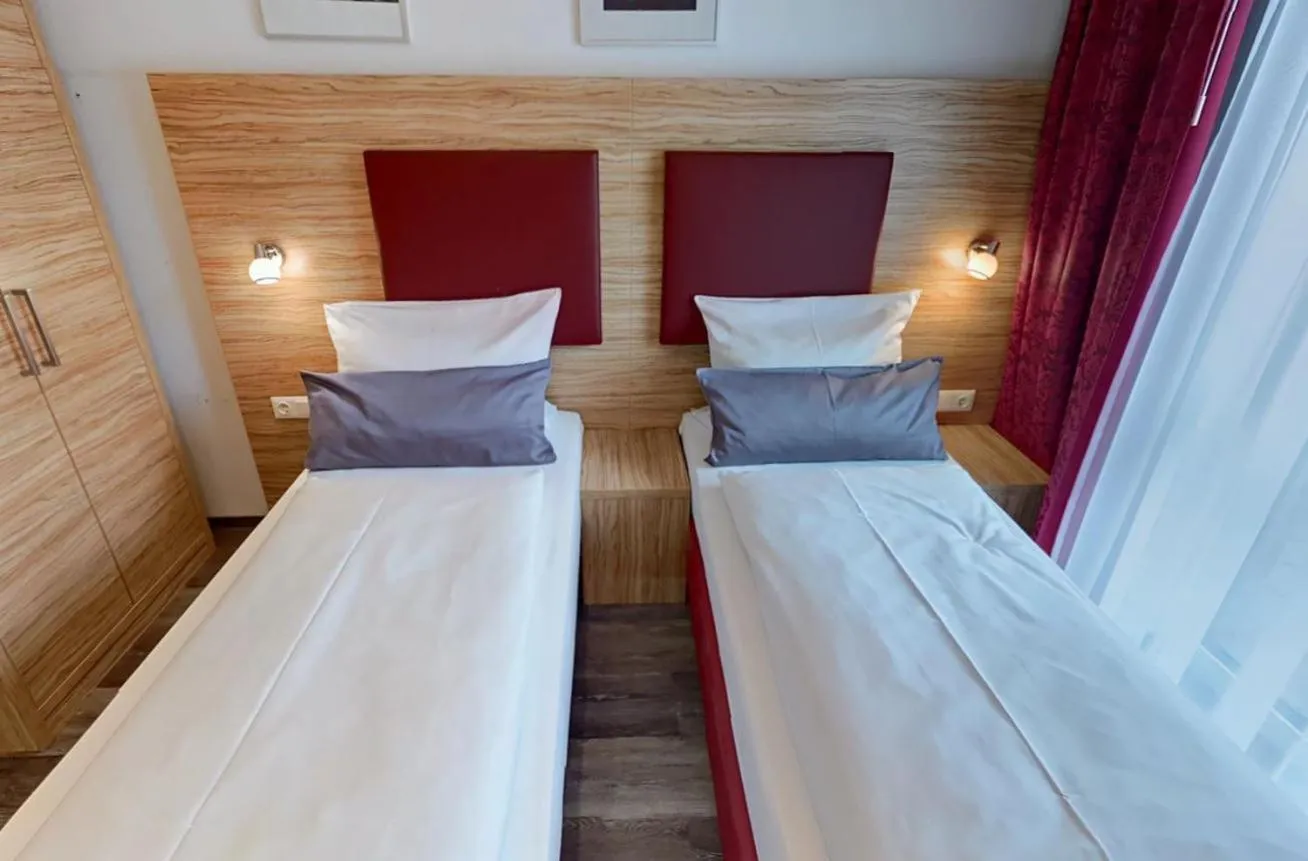 Photo of the whole room, Bed in SmartMotel Emden - by Quartier96 GmbH