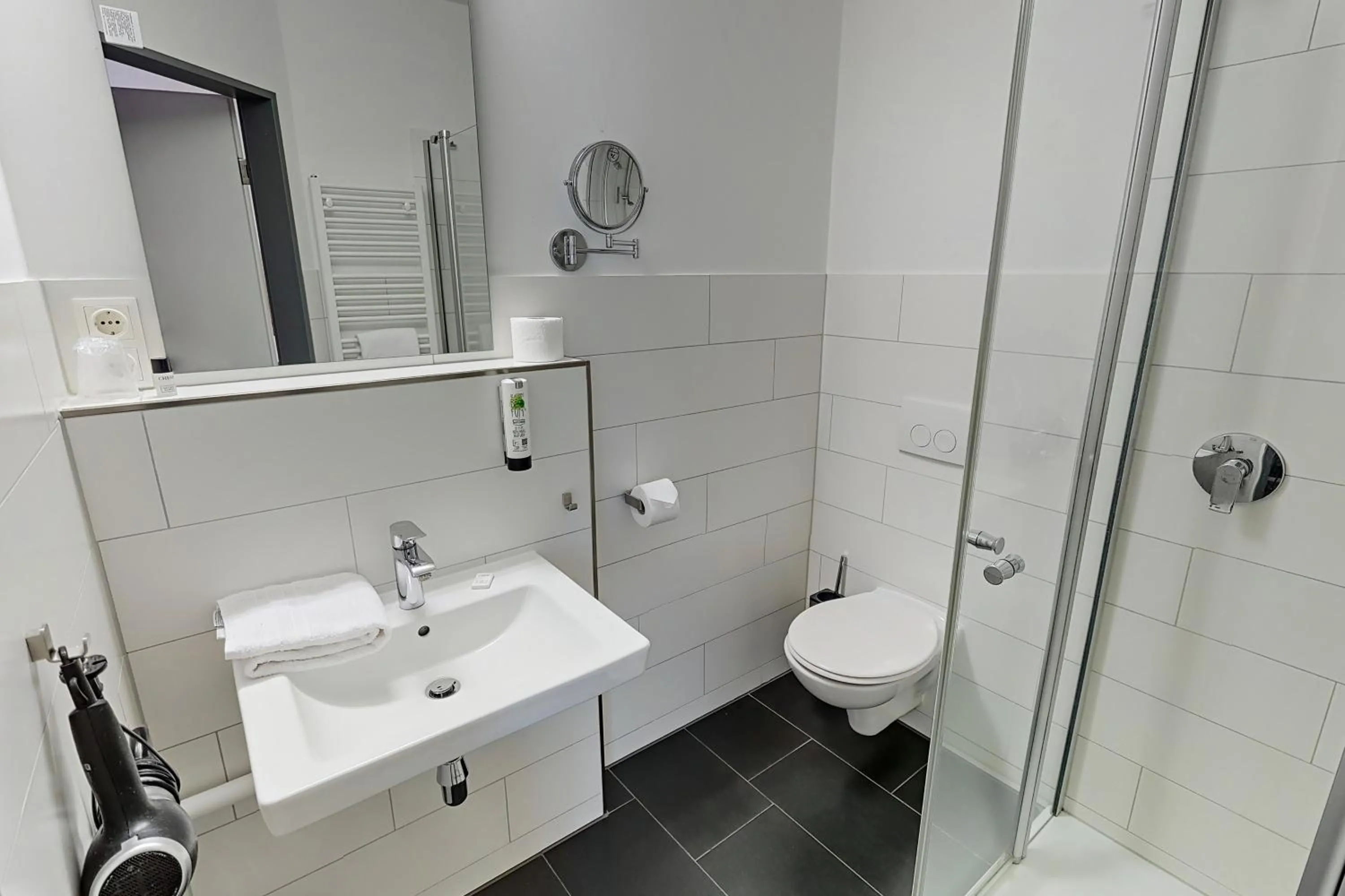 Bathroom in SmartMotel Emden - by Quartier96 GmbH