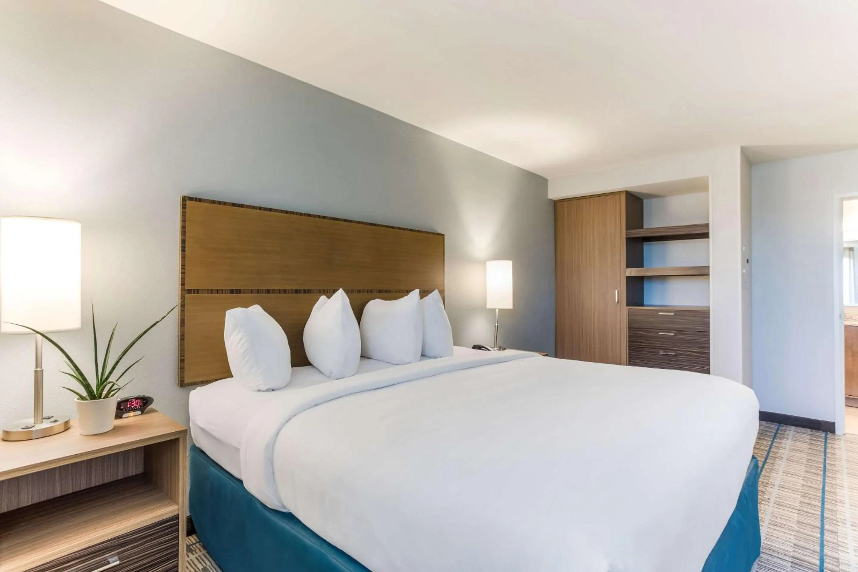 Bedroom, Bed in MainStay Suites Murfreesboro