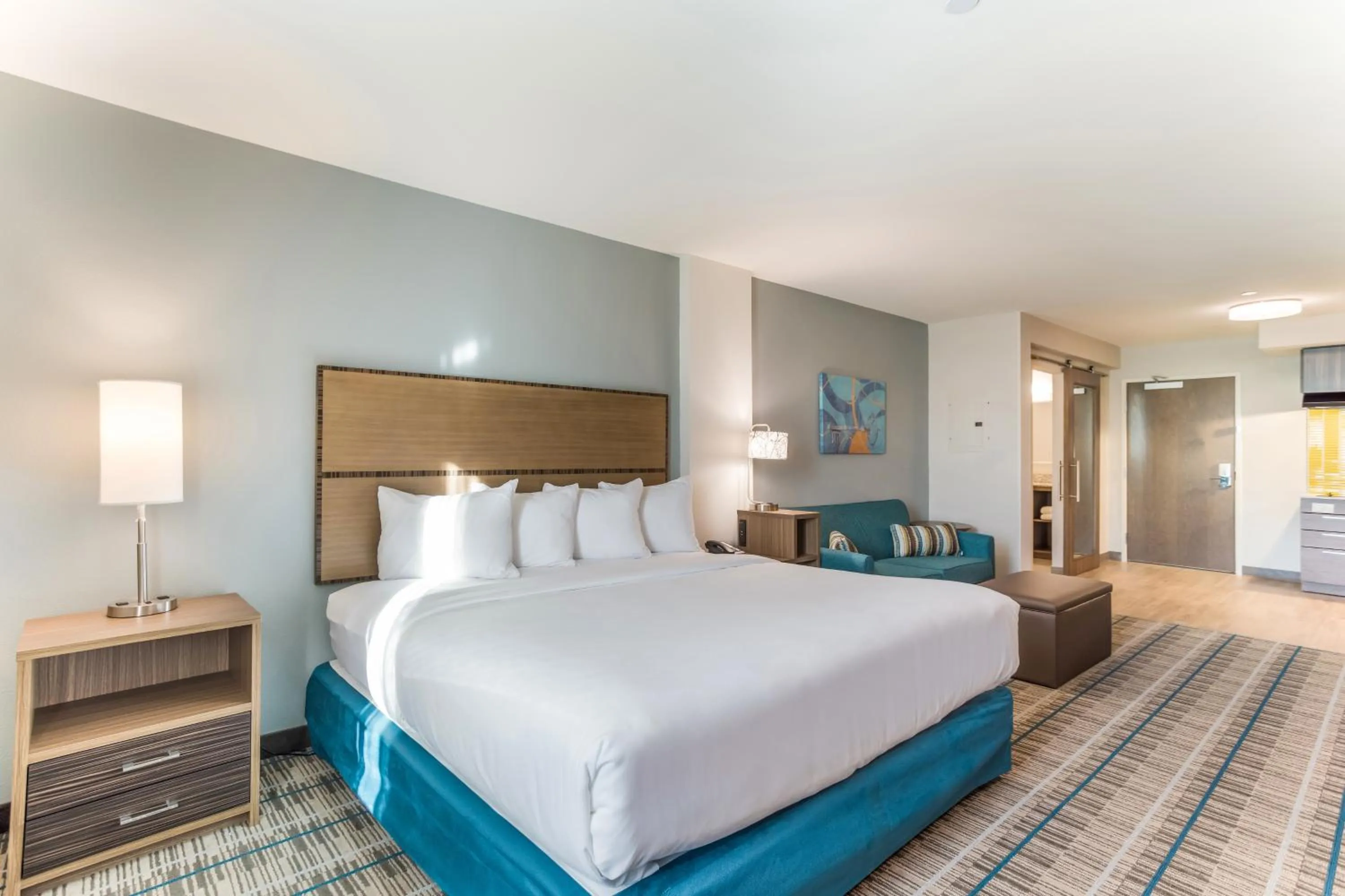 Photo of the whole room, Bed in MainStay Suites Murfreesboro