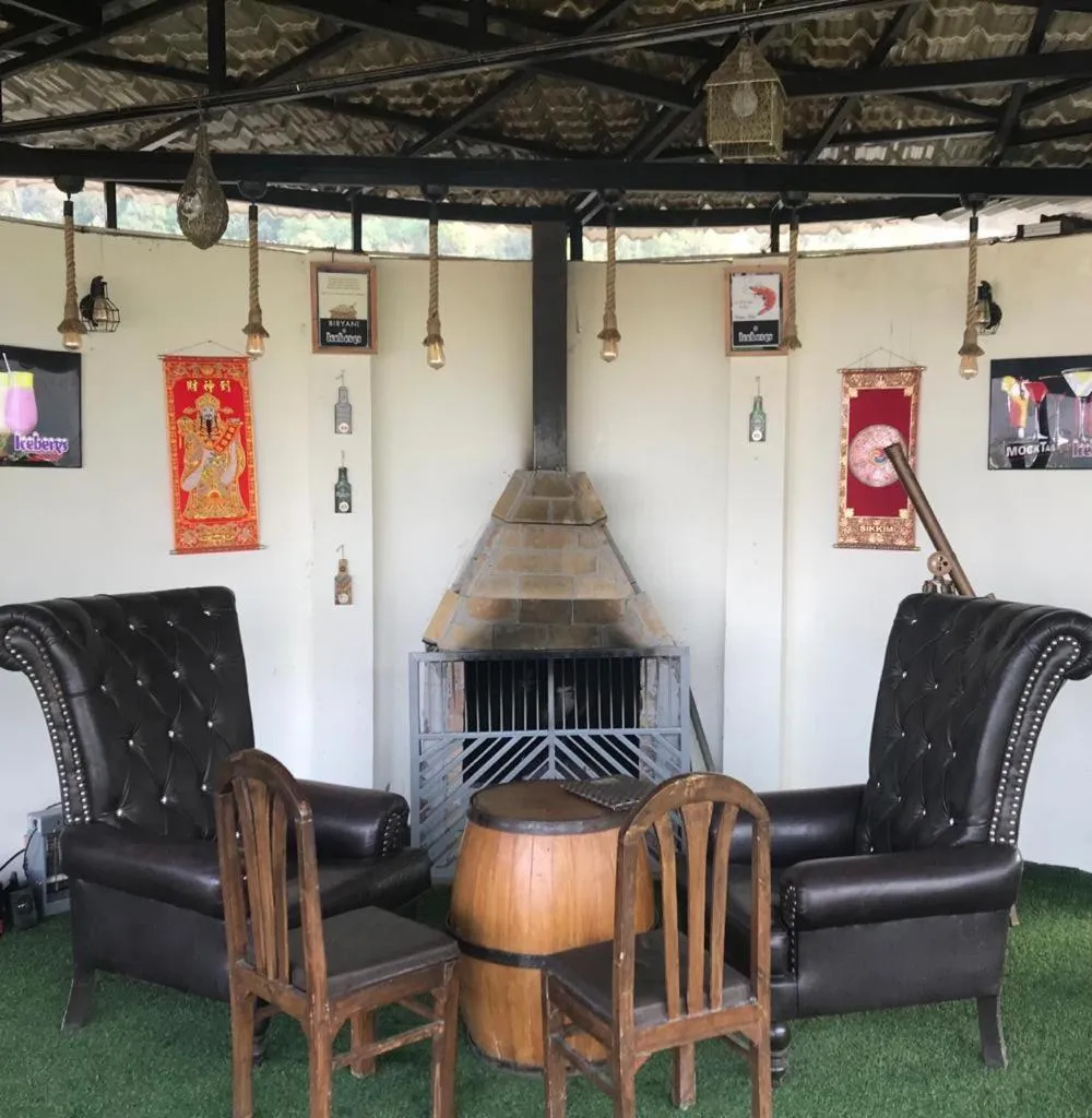 Lounge or bar in Icebergs Mussoorie - A Boutique stay and 24 hrs roof top cafe