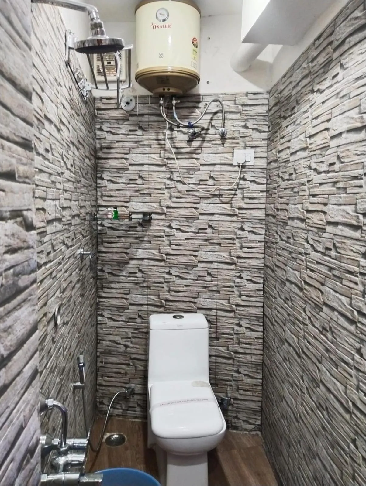 Bathroom in Icebergs Mussoorie - A Boutique stay and 24 hrs roof top cafe