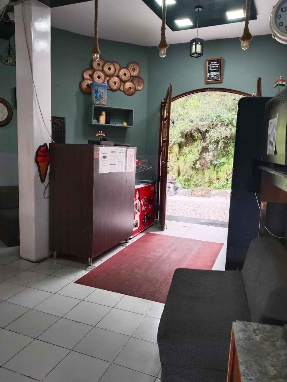Lobby or reception in Icebergs Mussoorie - A Boutique stay and 24 hrs roof top cafe