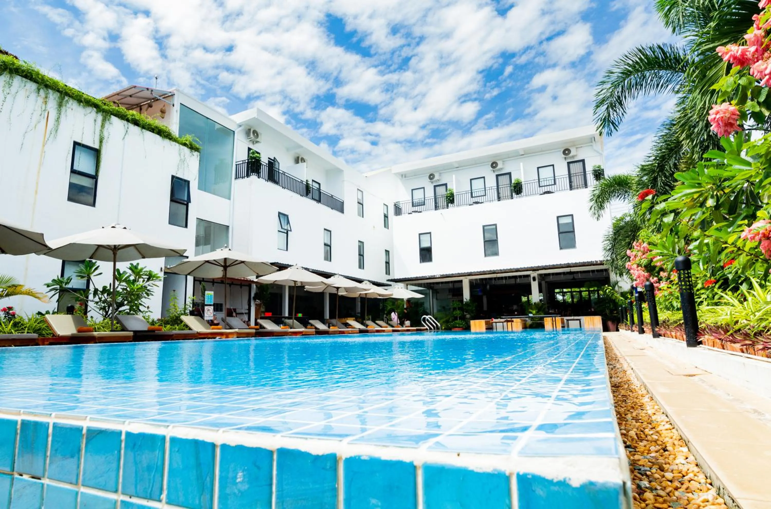 Swimming pool in Onederz Kampot