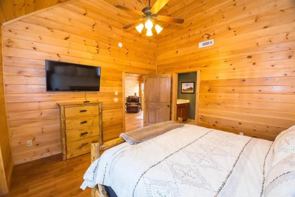 Bed in Secluded Cabin near Downtown Blue Ridge