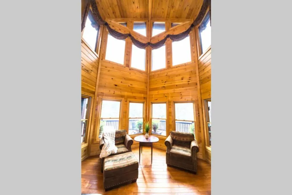 Secluded Cabin near Downtown Blue Ridge