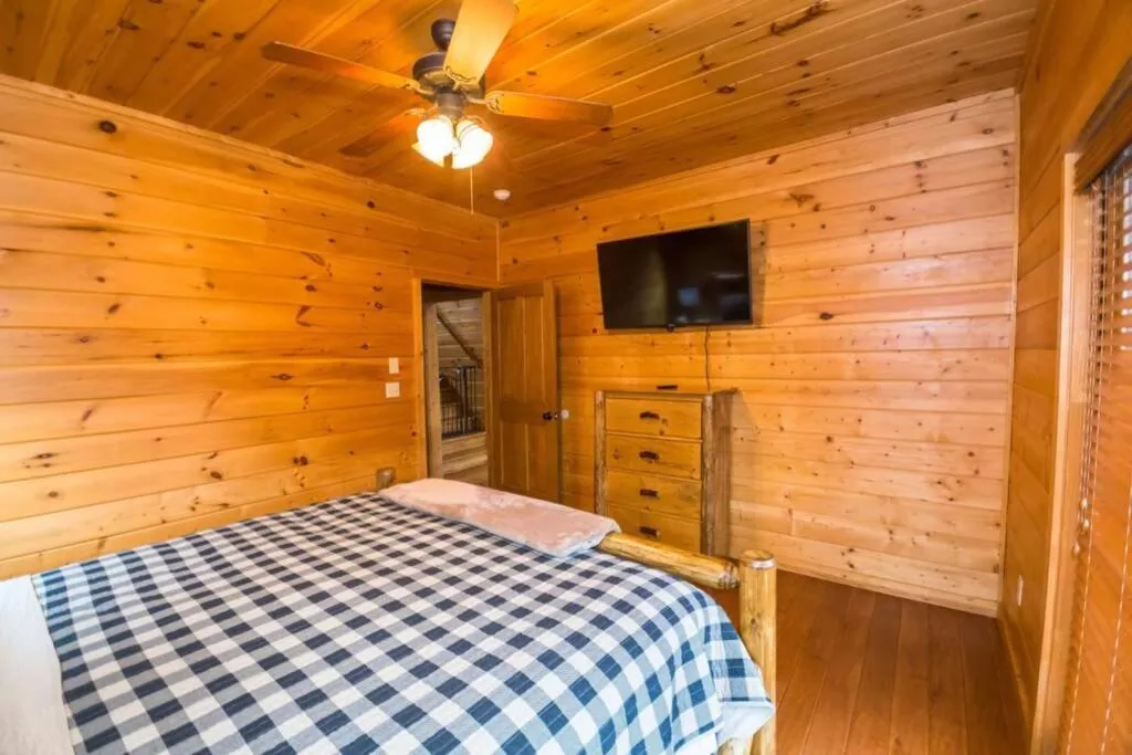 Bed in Secluded Cabin near Downtown Blue Ridge