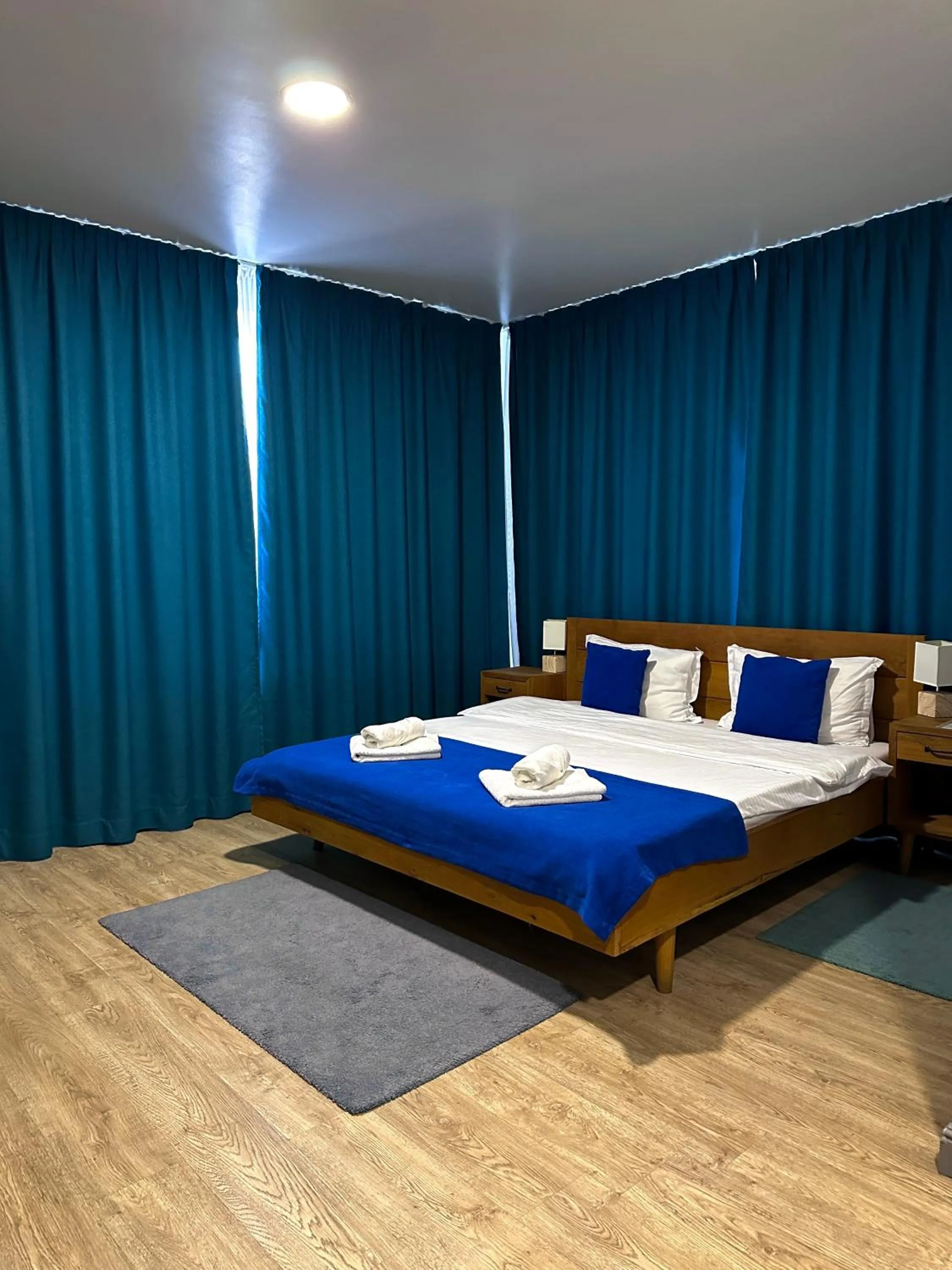 Bedroom, Bed in English House