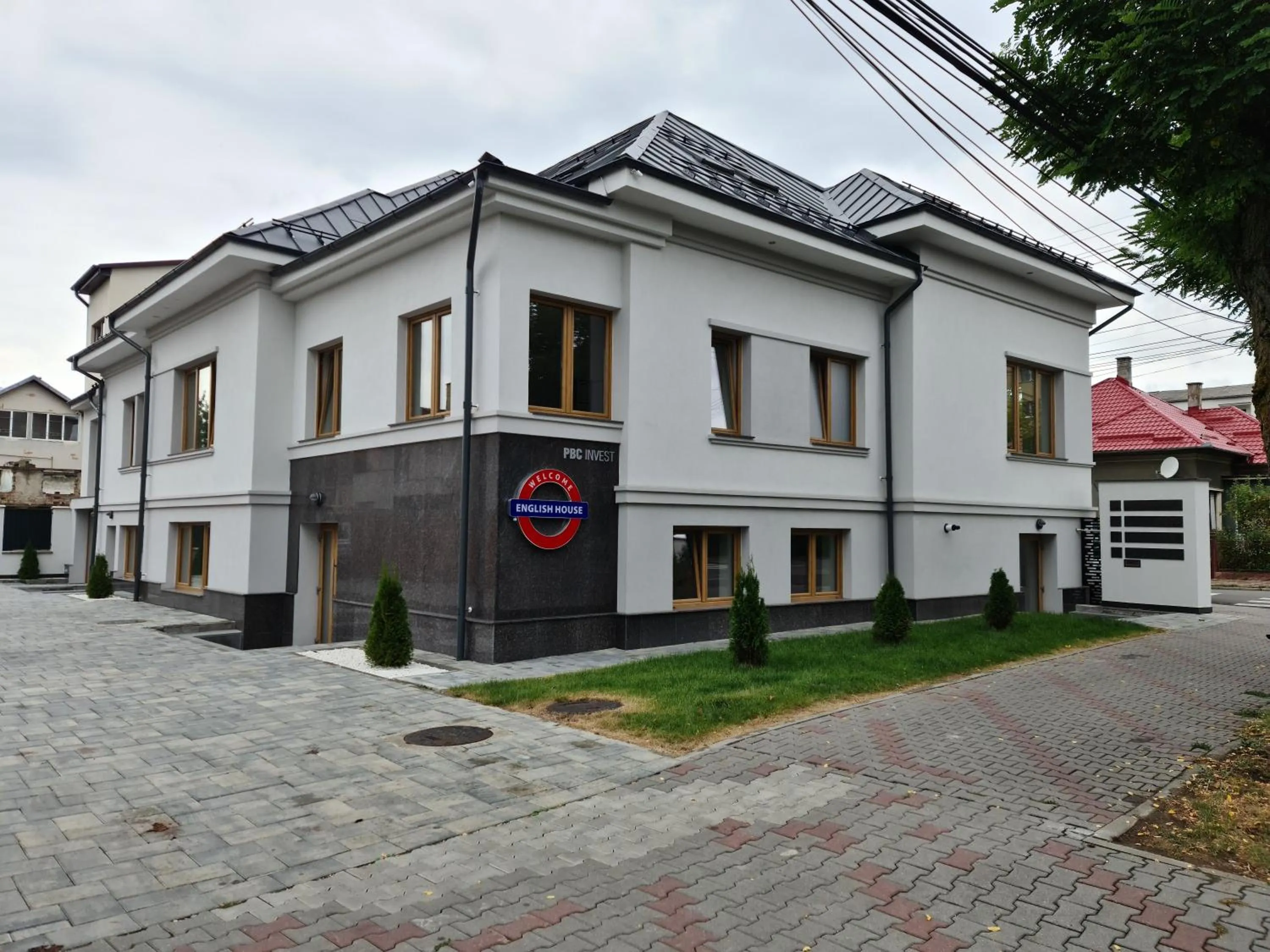 Facade/entrance in English House