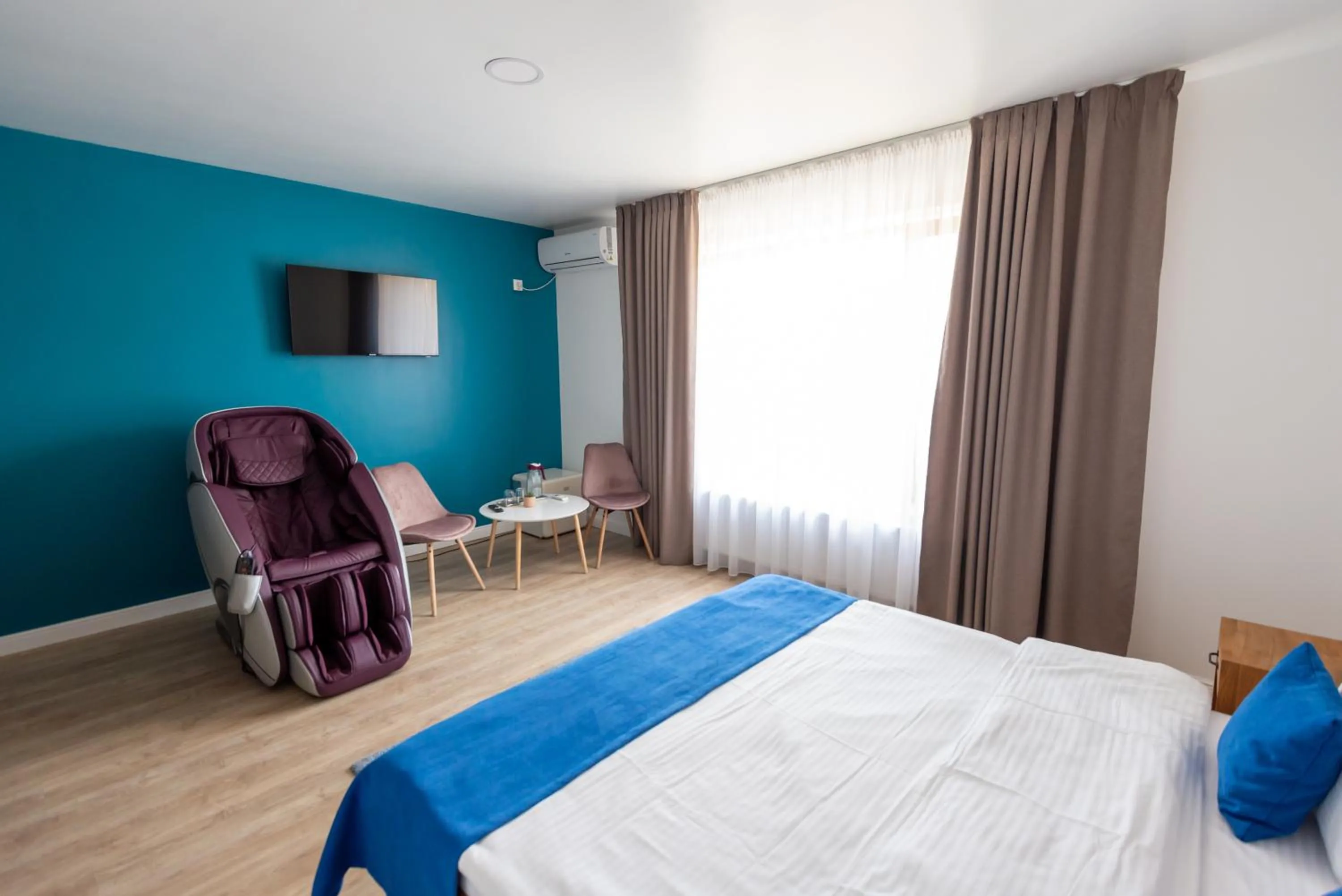 Photo of the whole room, Bed in English House