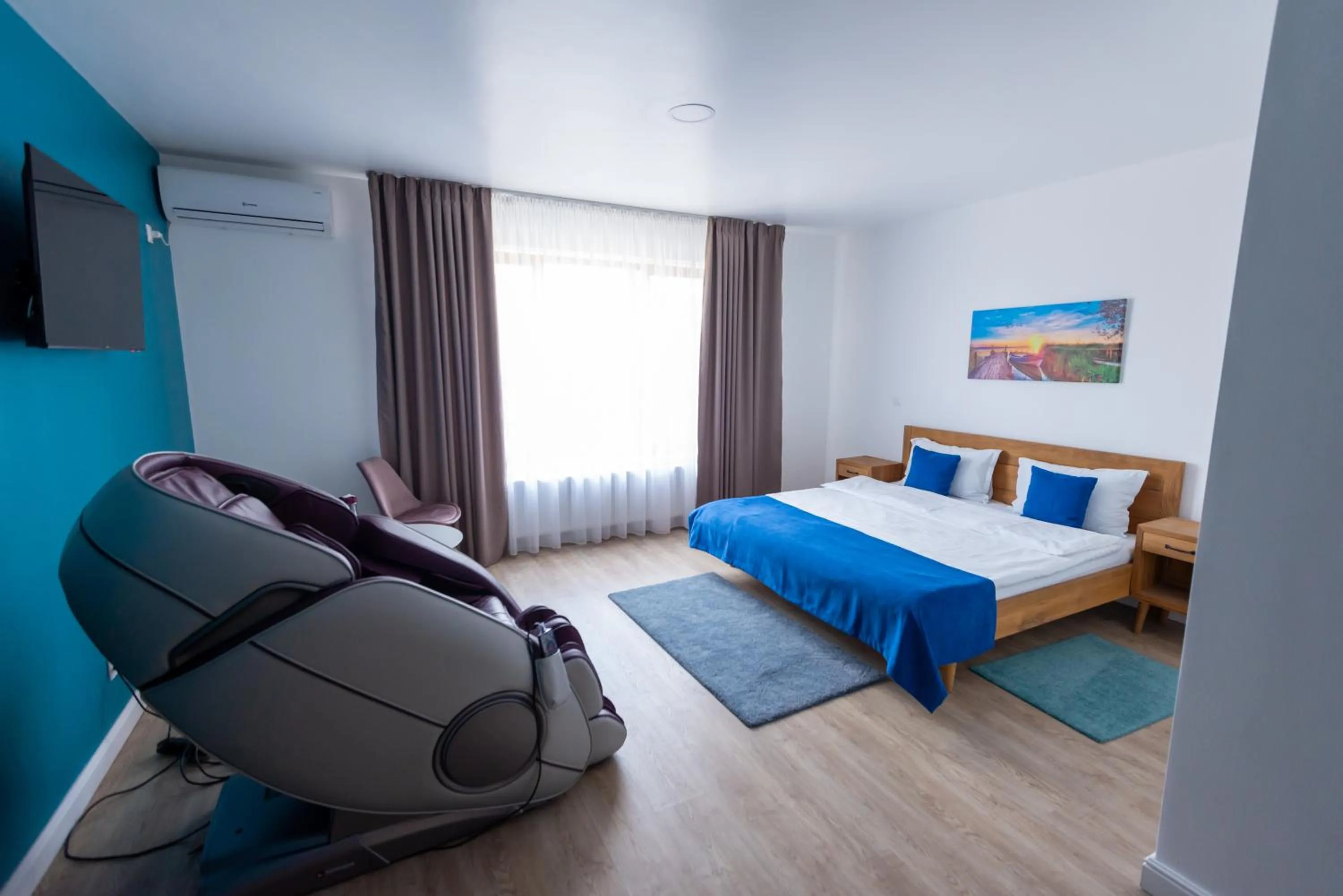 Photo of the whole room, Bed in English House