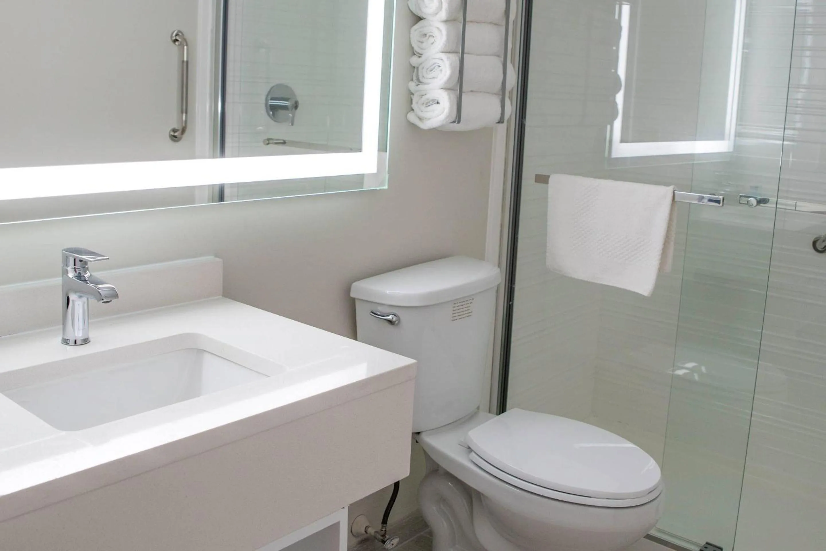 Bedroom in Heritage House Inn on Cape Cod, an Ascend Collection Hotel