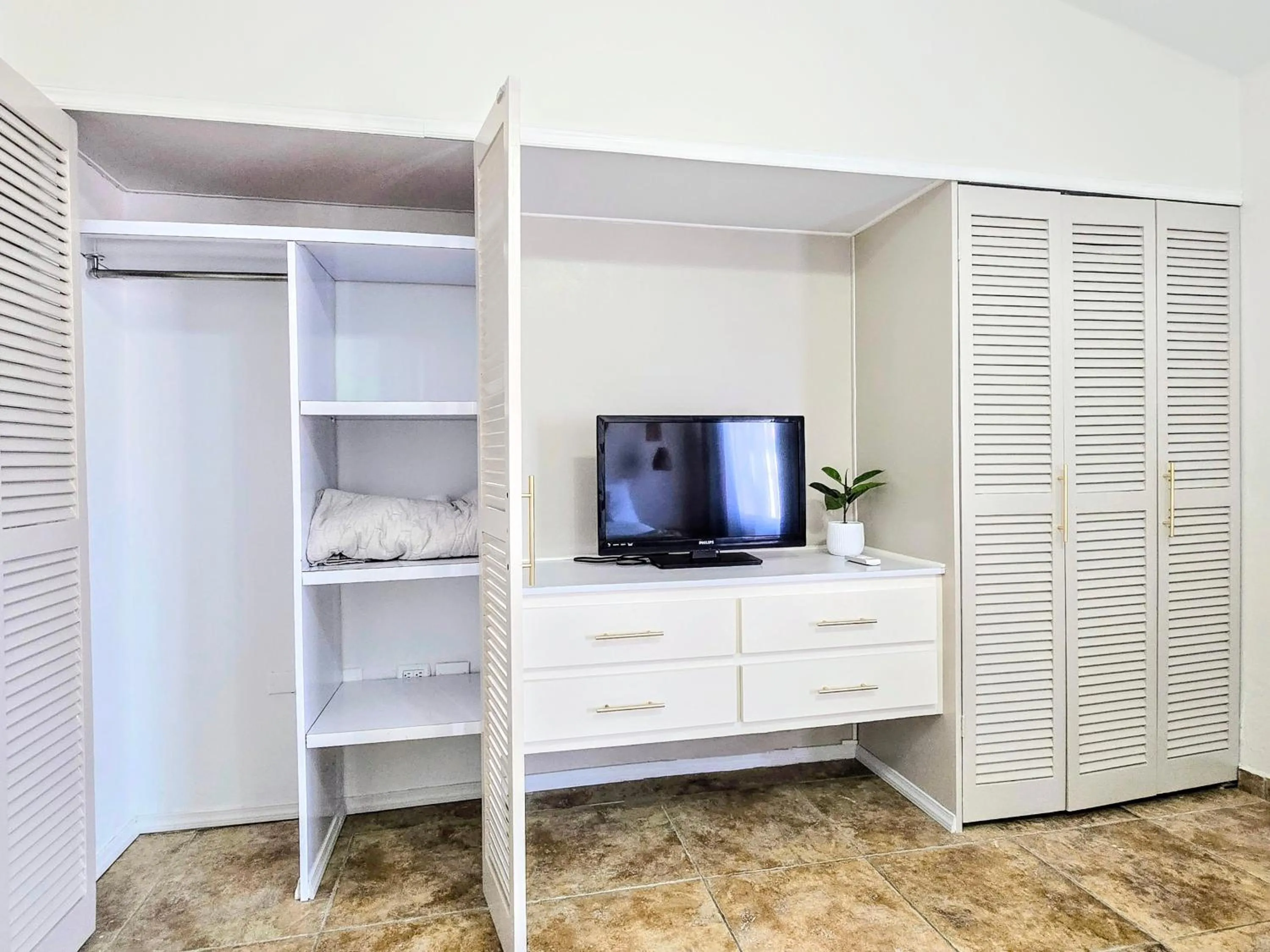 wardrobe in Rooi Santo Residence