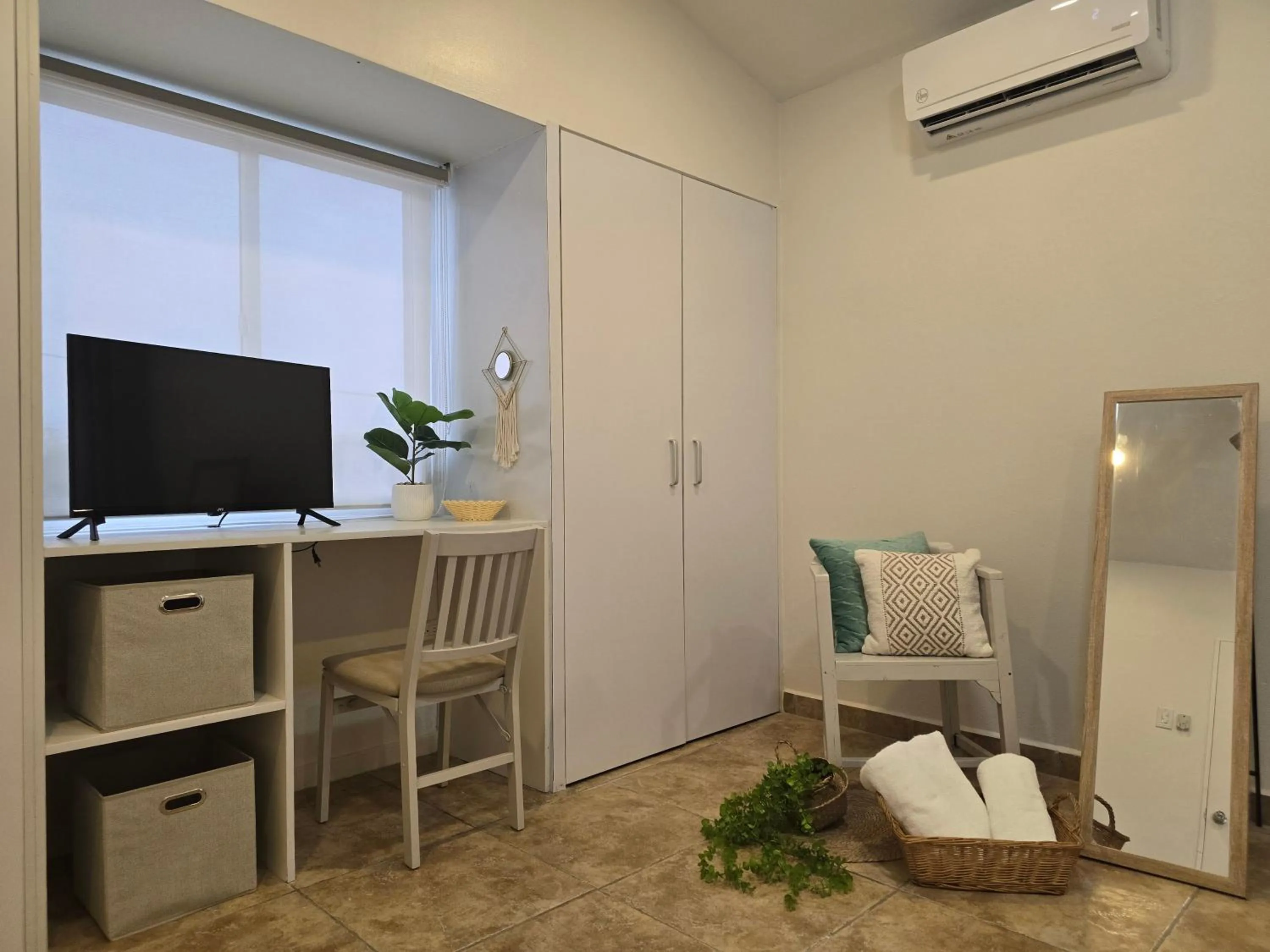 wardrobe, Bed in Rooi Santo Residence