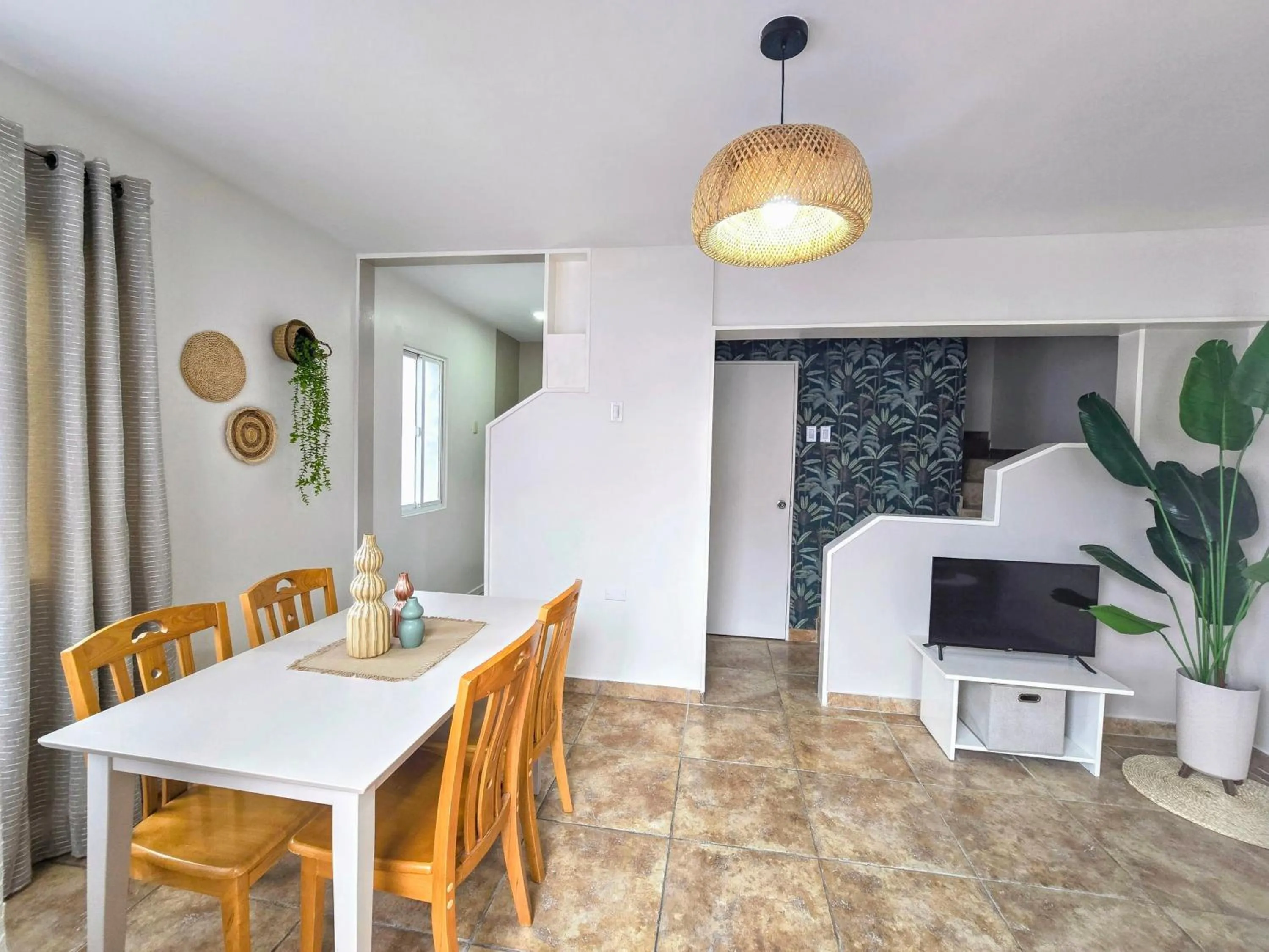 Dining area in Rooi Santo Residence