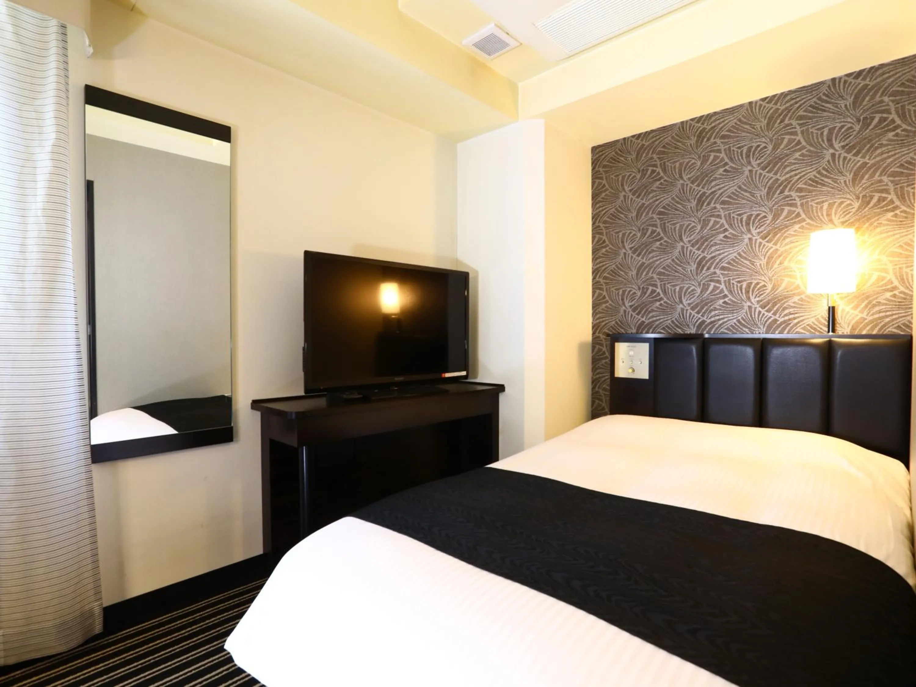 Photo of the whole room, Bed in APA Hotel Ginza Takaracho Tokyo Eki Yaesu Minamiguchi