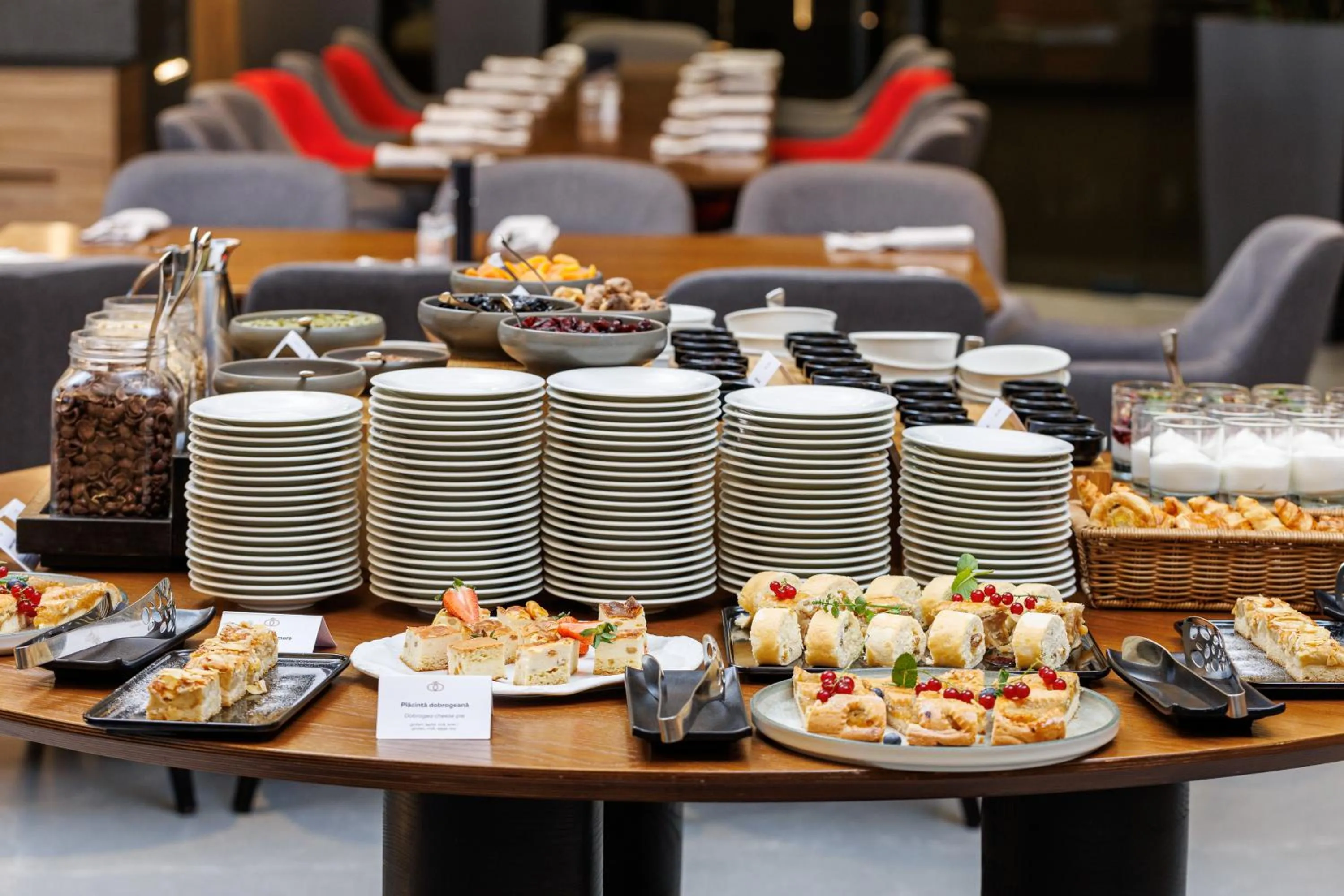 Restaurant/places to eat in Qosmo Brasov Hotel