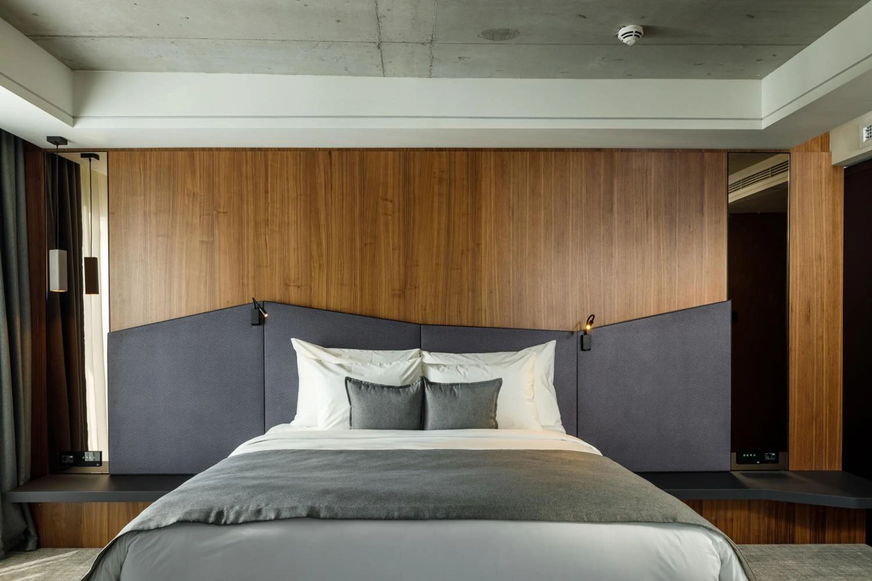 Bed in Qosmo Brasov Hotel