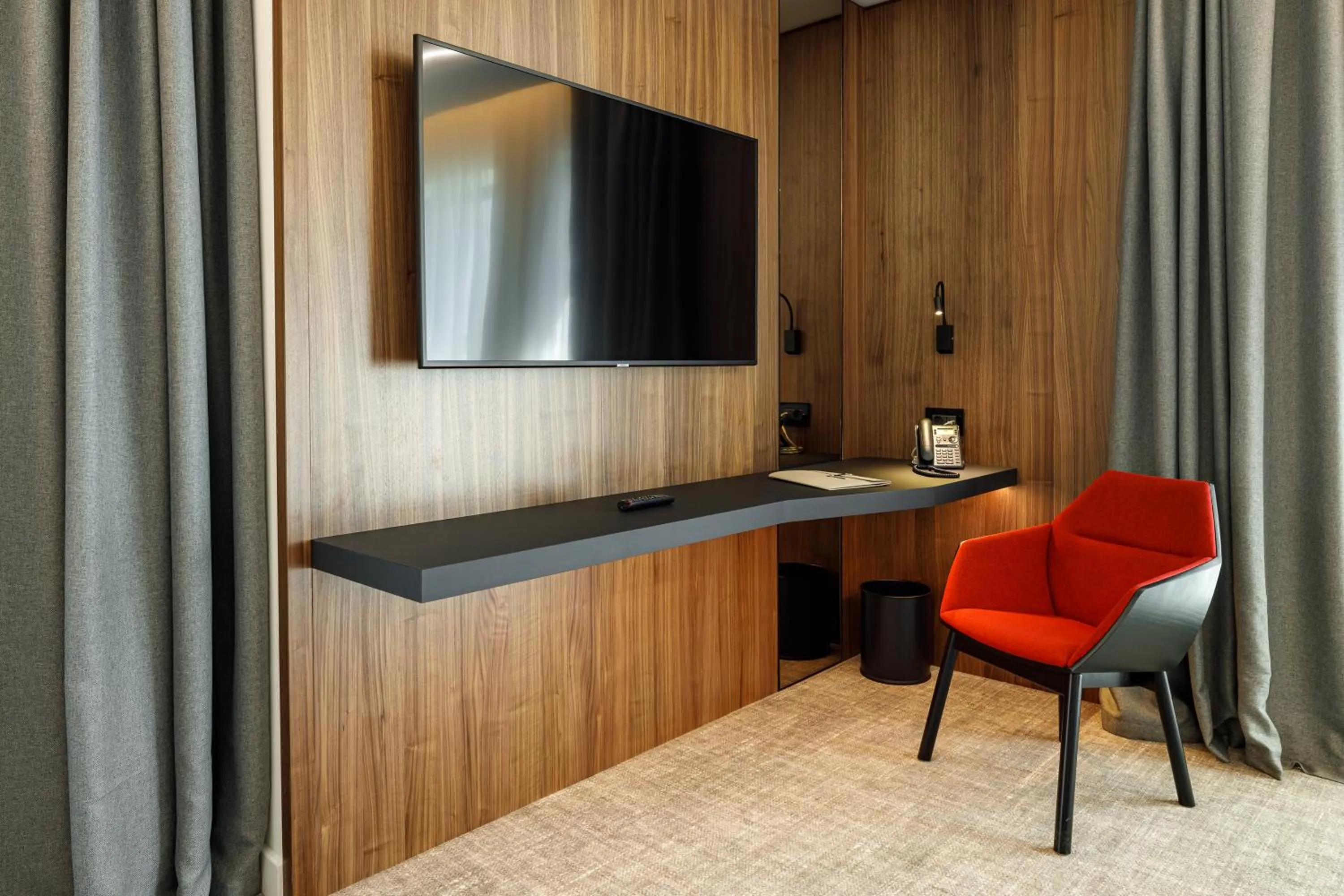 TV and multimedia in Qosmo Brasov Hotel