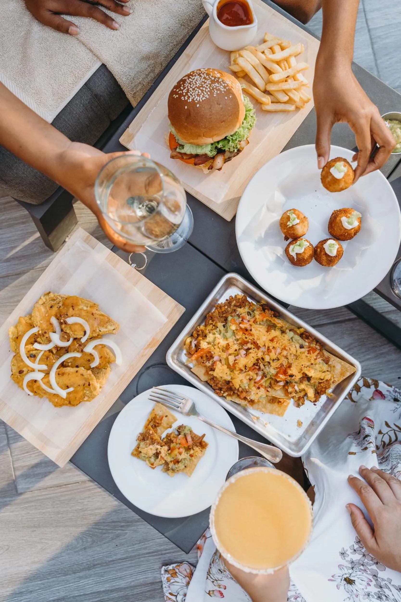 Food and drinks in Regatta Living Hotel By Mint