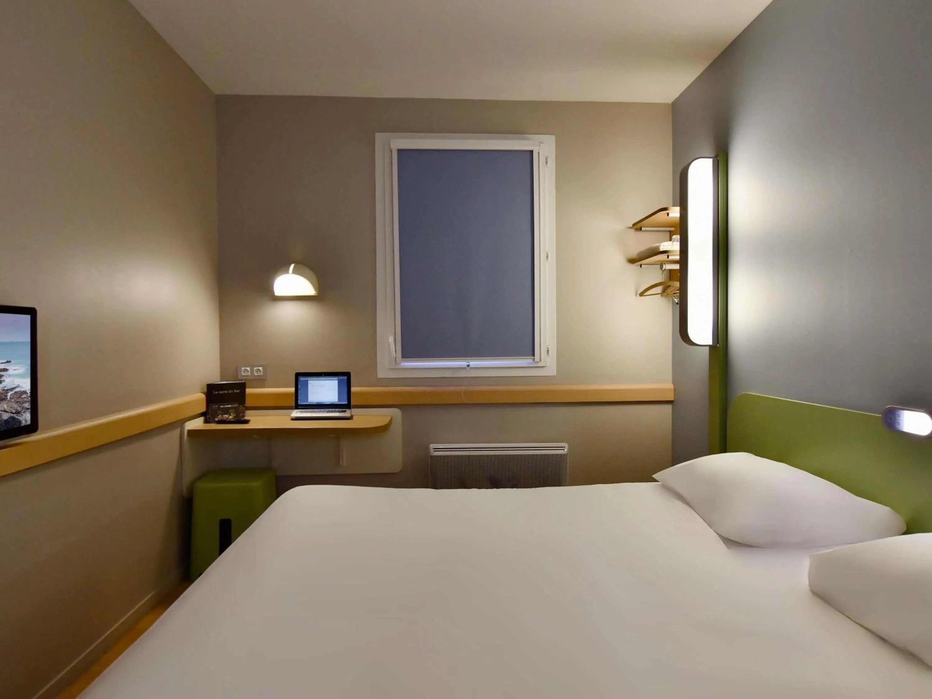 Bedroom, Bed in ibis budget Brest Centre Port