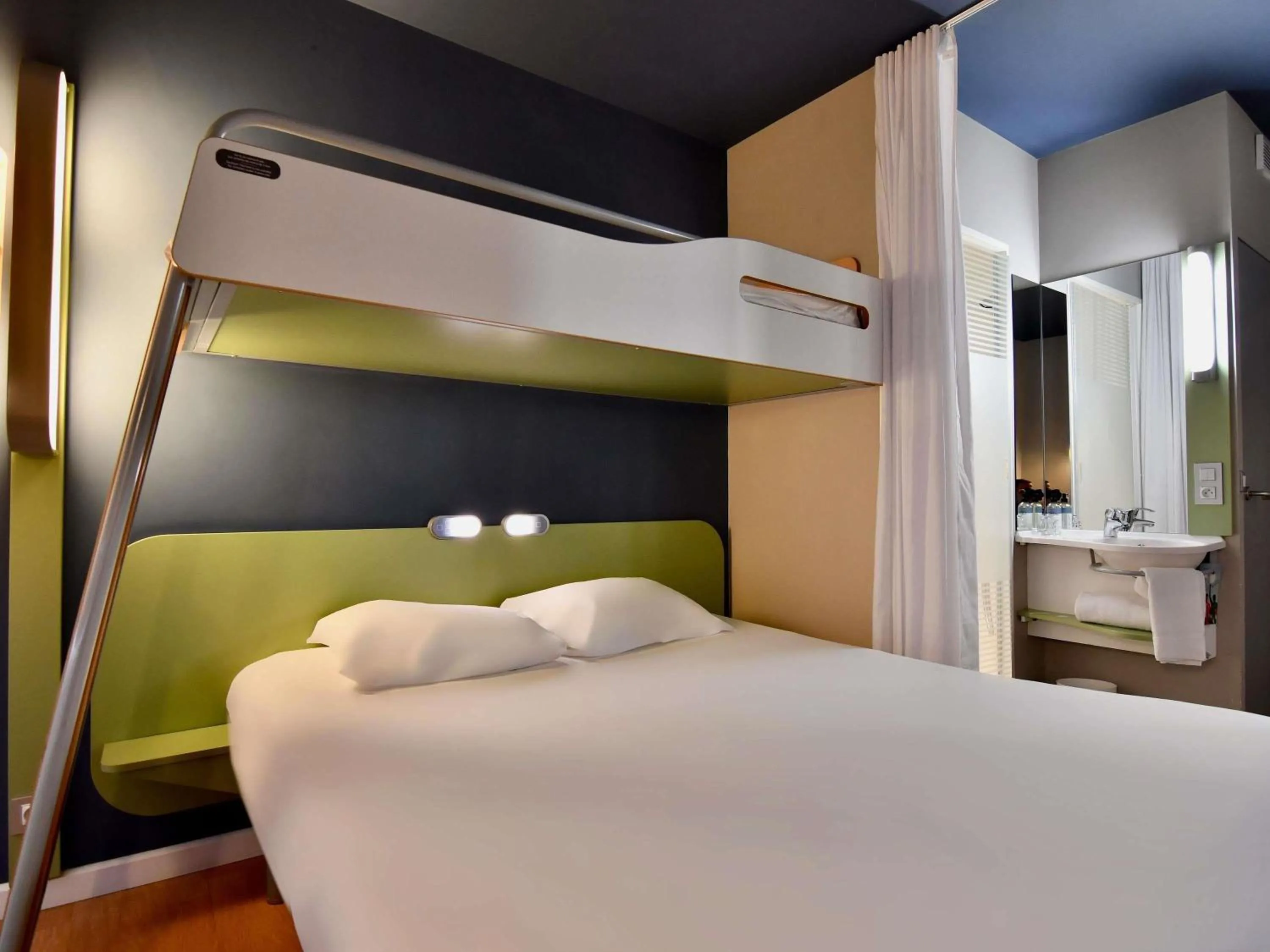 Bedroom, Bed in ibis budget Brest Centre Port