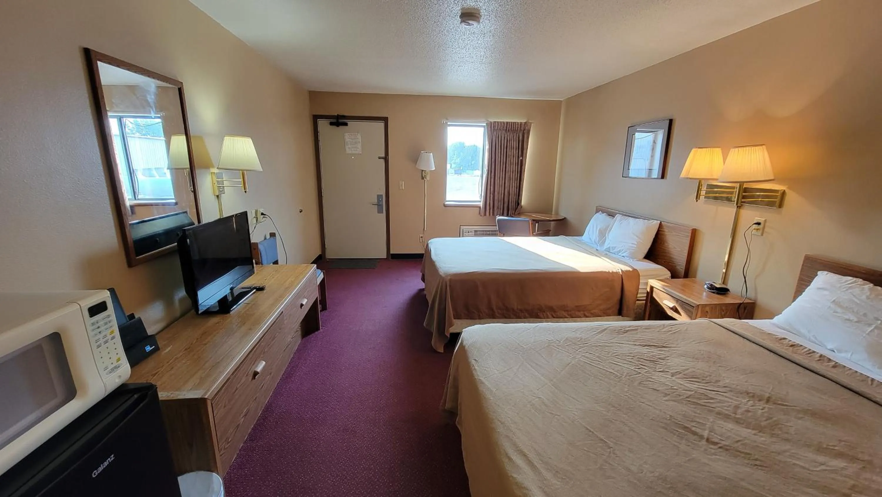 Bed in Wagner Lakeside Motel