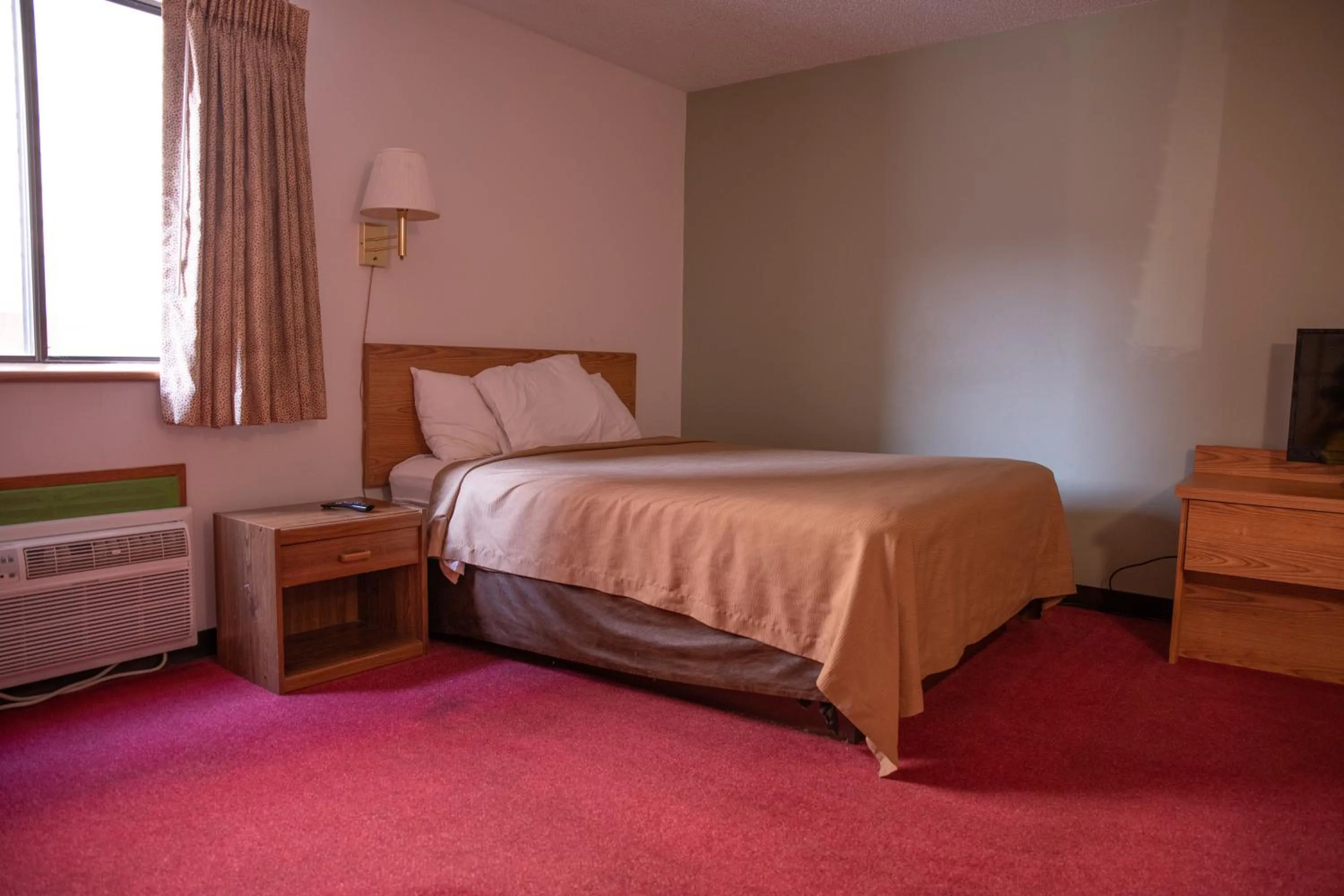 Bed in Wagner Lakeside Motel