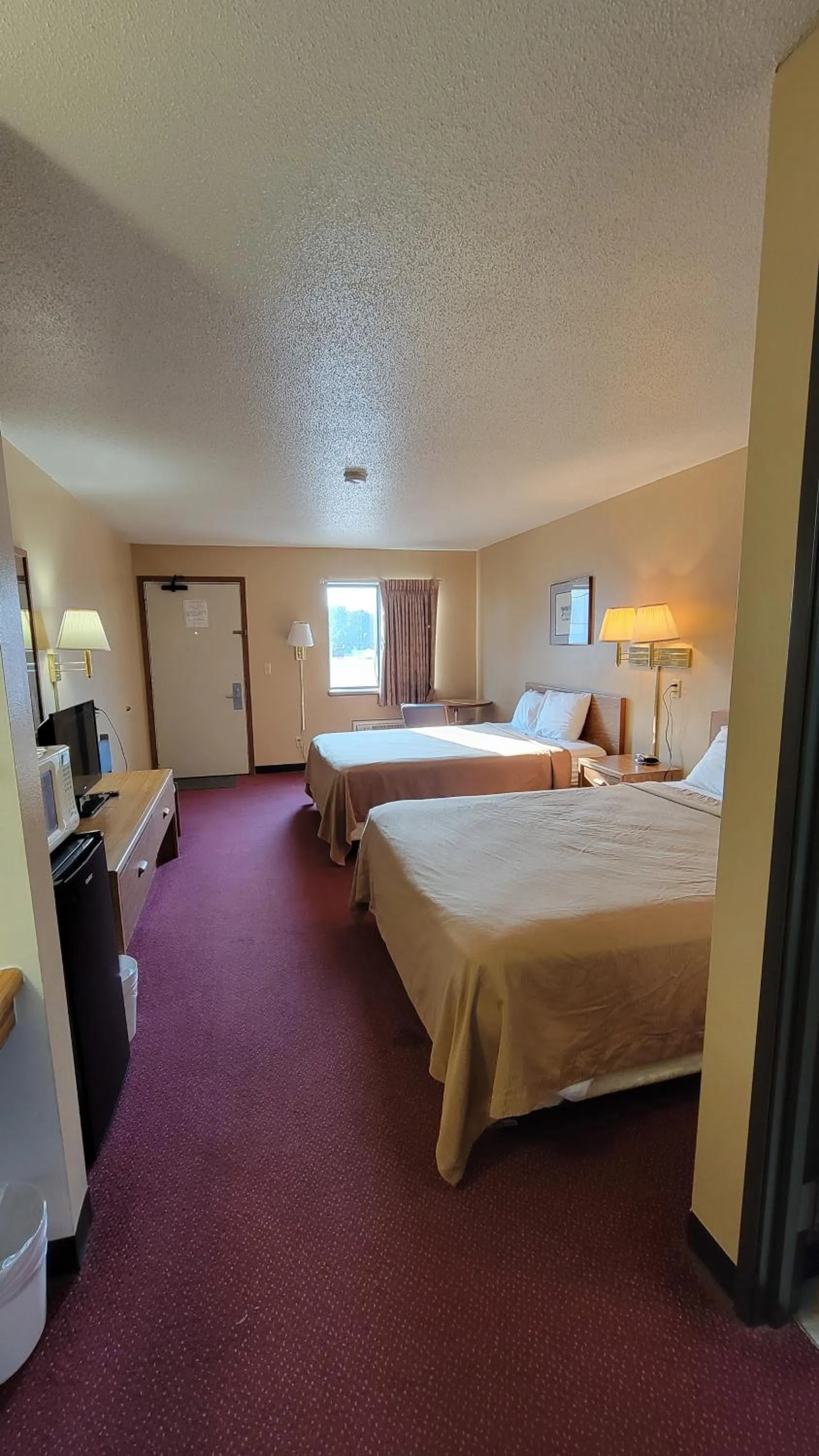 Bed in Wagner Lakeside Motel