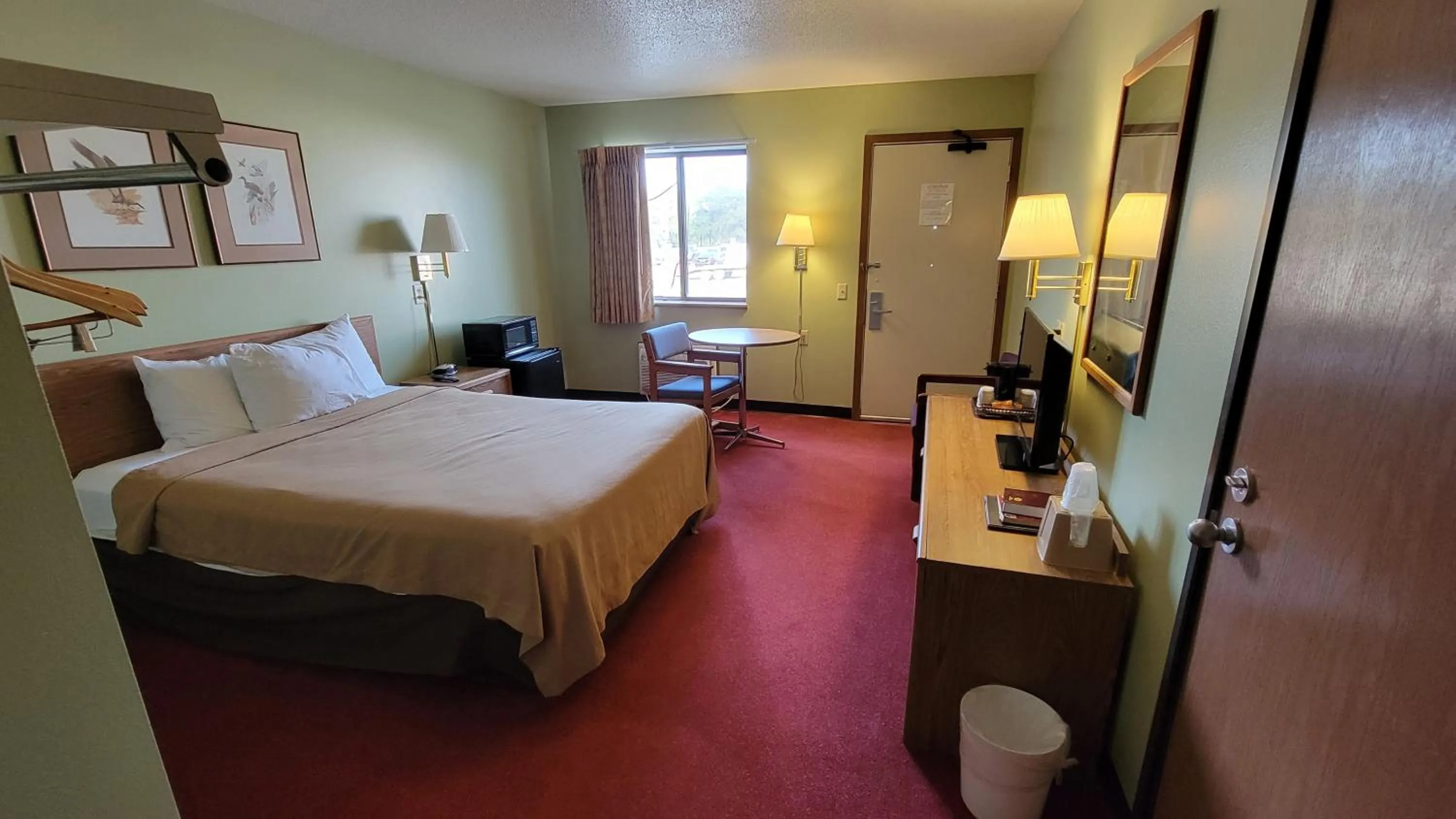 Bed in Wagner Lakeside Motel