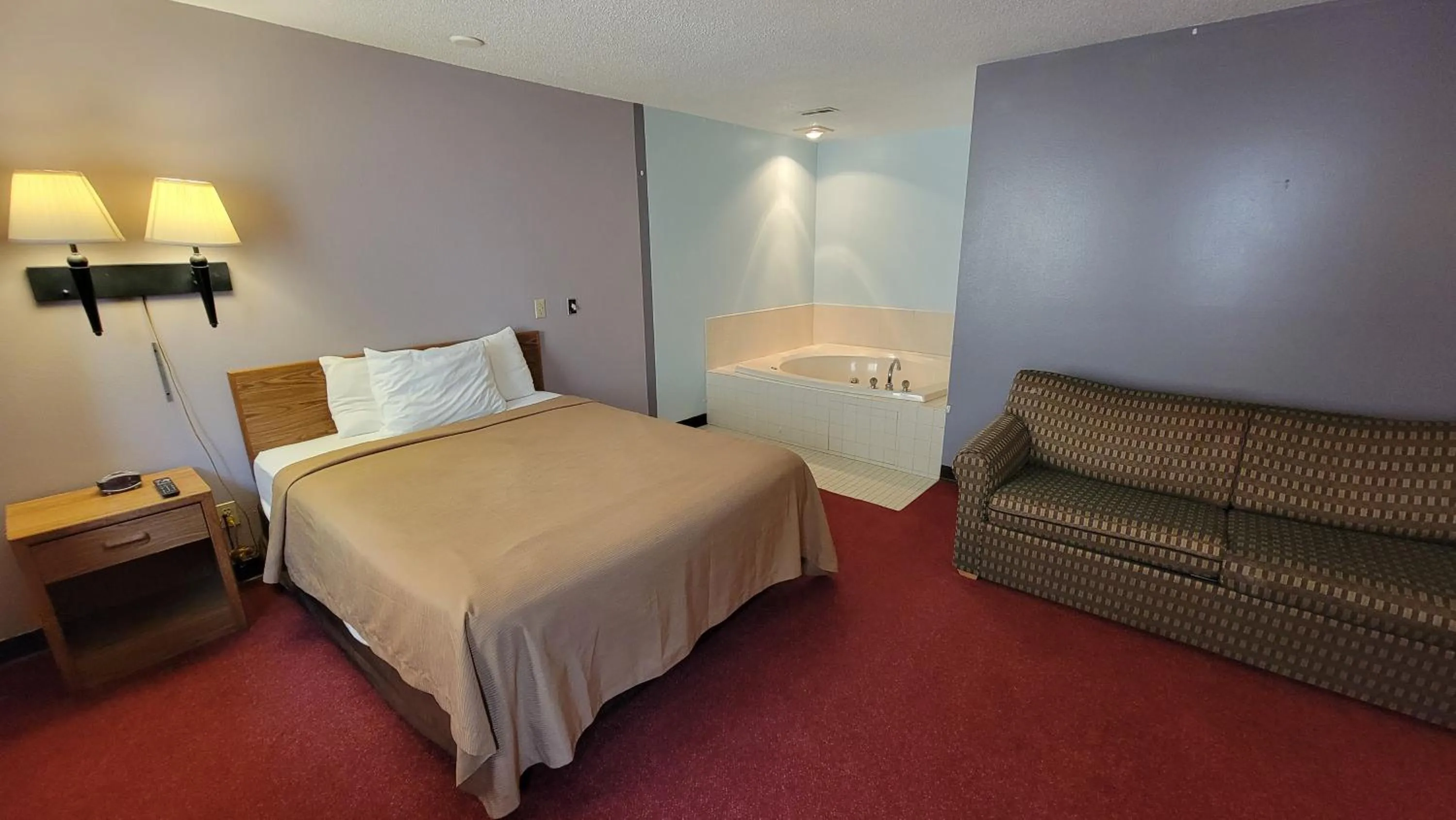 Bed in Wagner Lakeside Motel