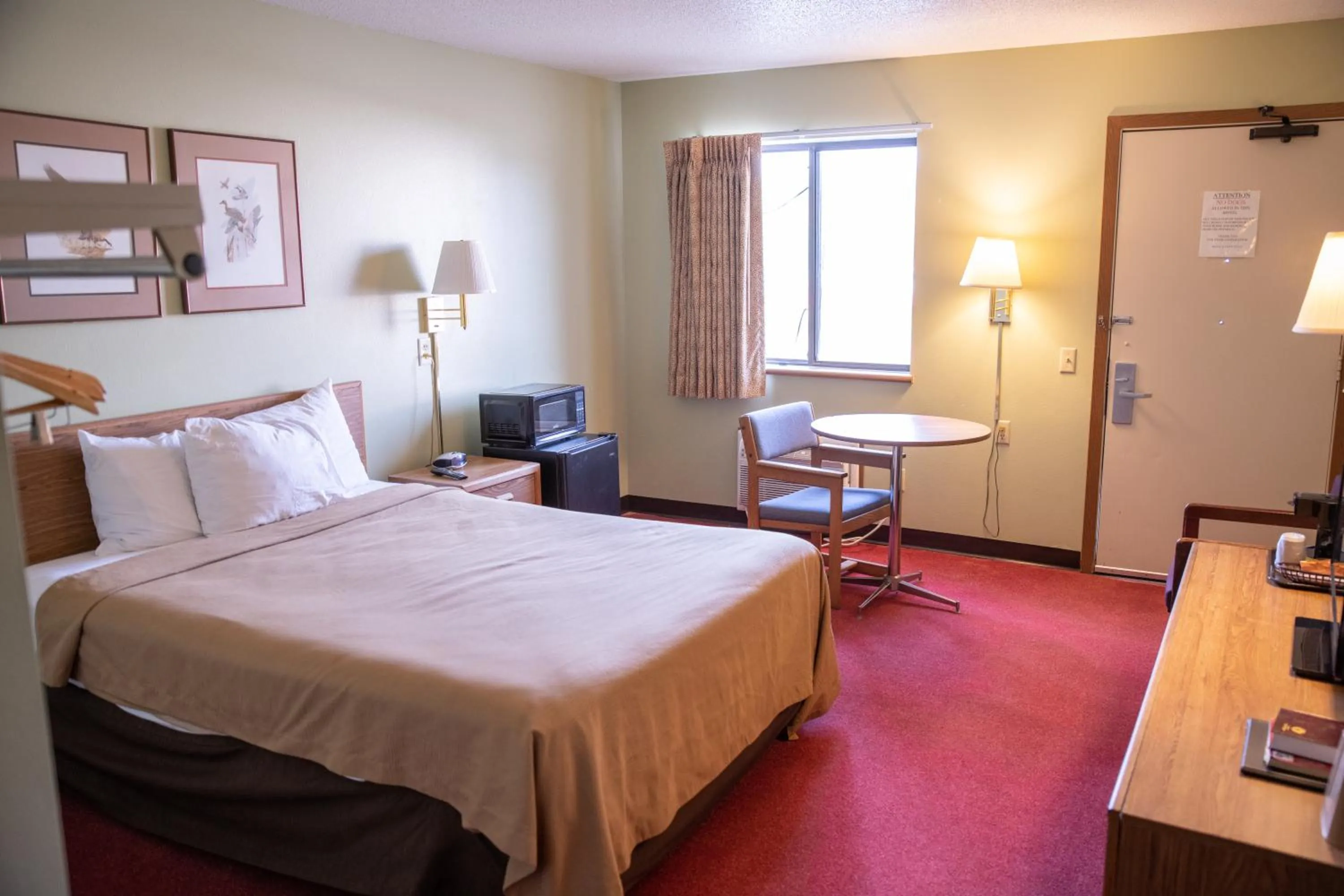 Bed in Wagner Lakeside Motel