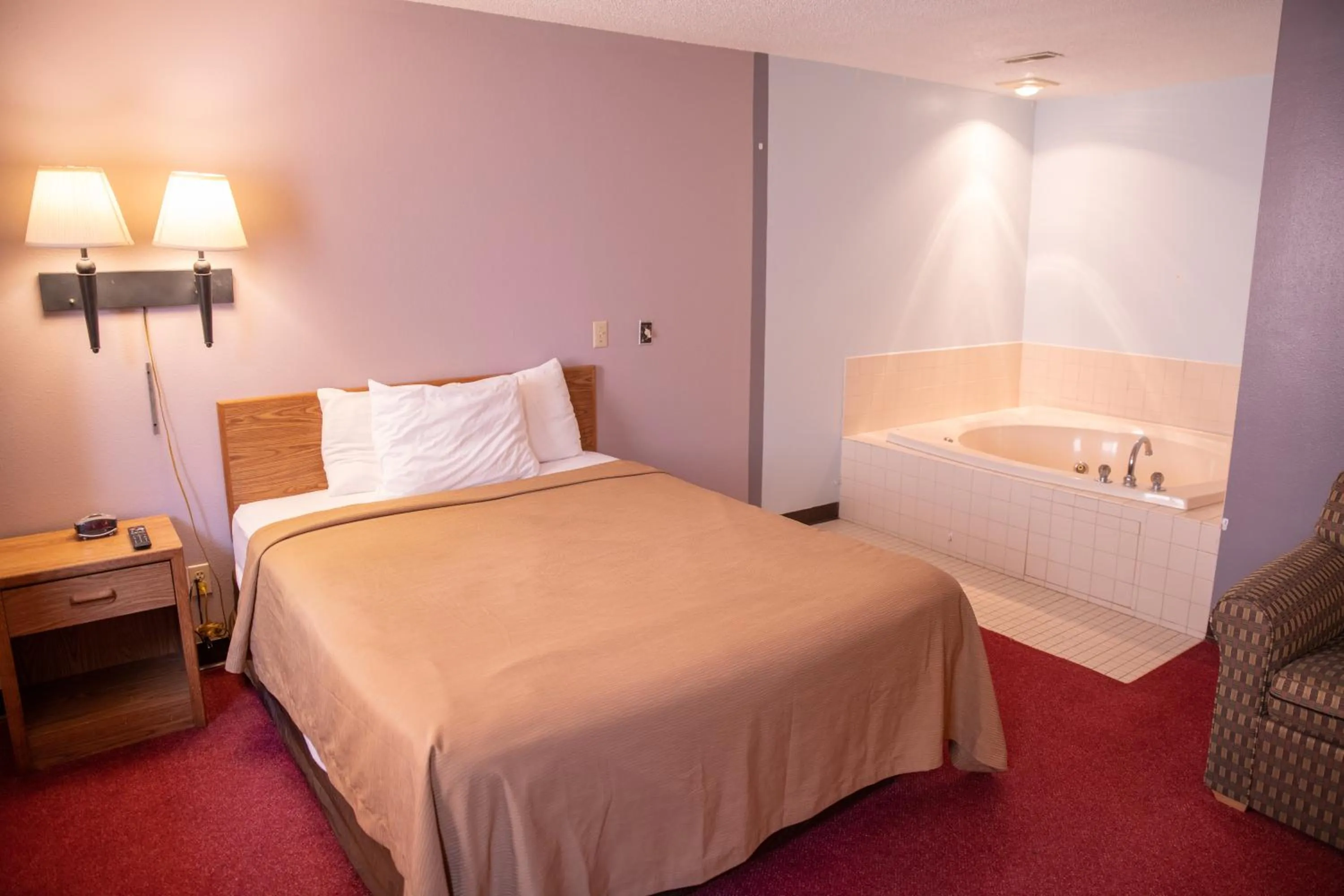 Bed in Wagner Lakeside Motel