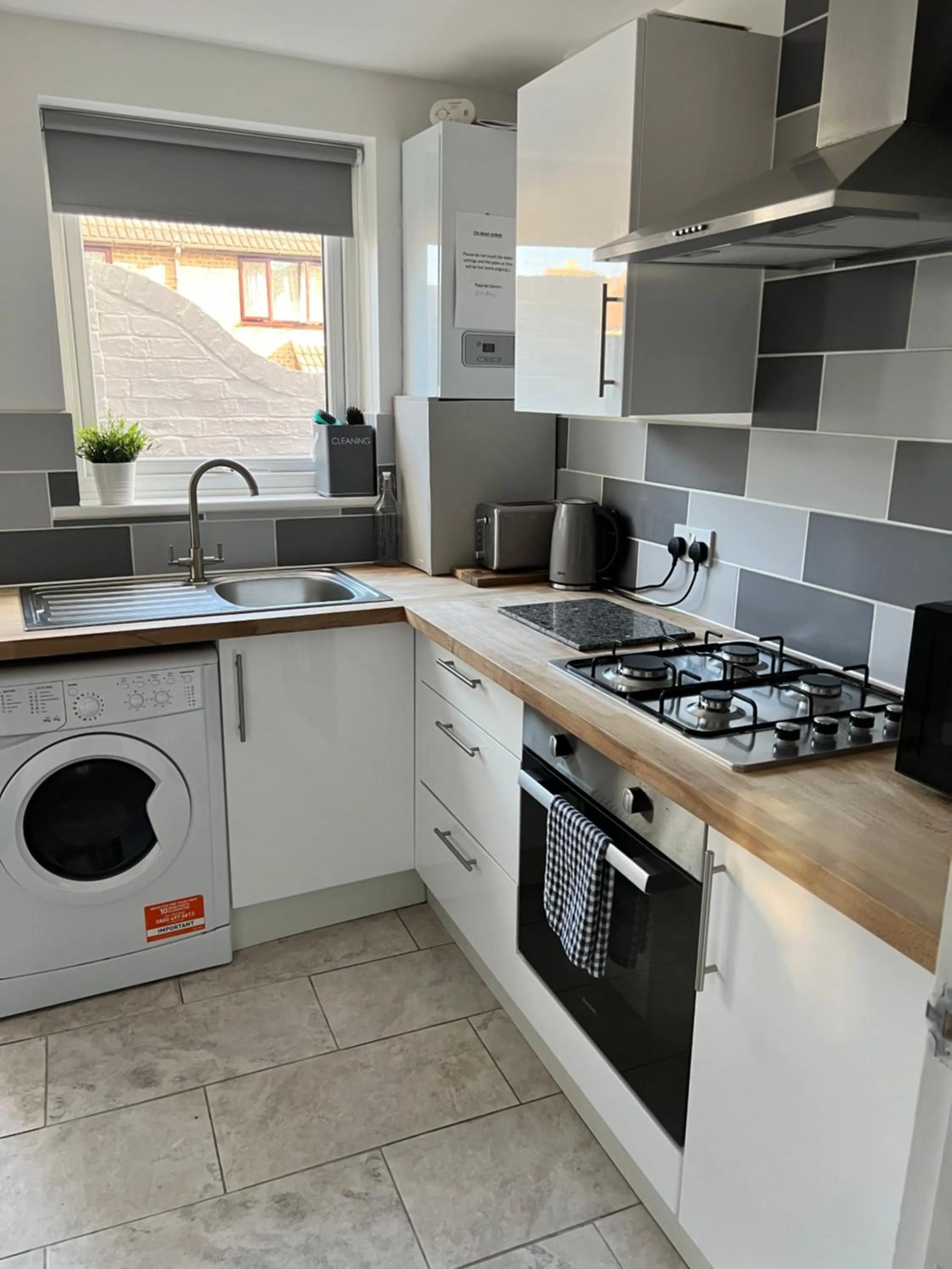 Kitchen or kitchenette in City Beach AirBnB Southend on Sea,