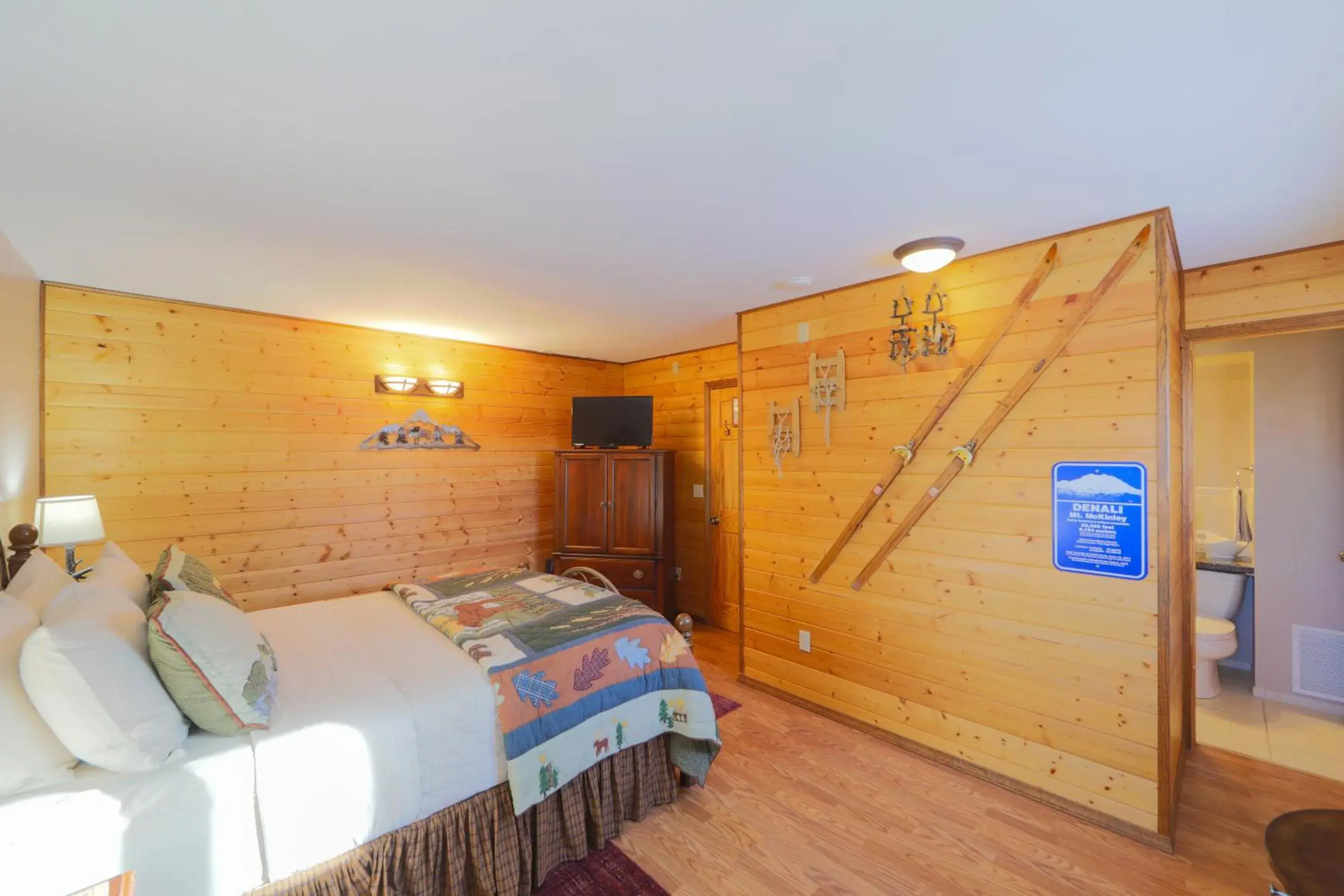 Queen Room in Talkeetna Chalet Queen Room in Talkeetna Chalet