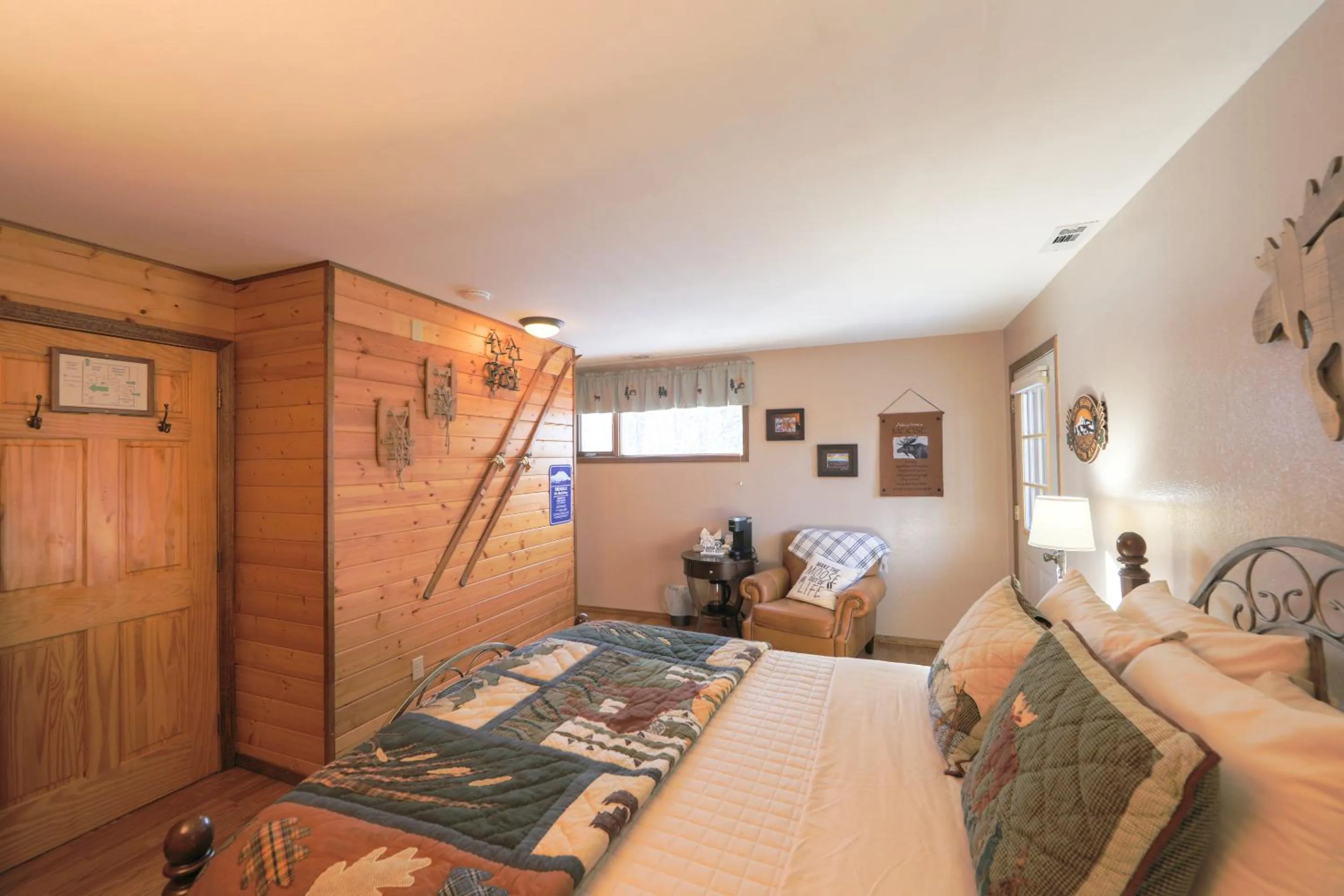 Bathroom, Bed in Talkeetna Chalet