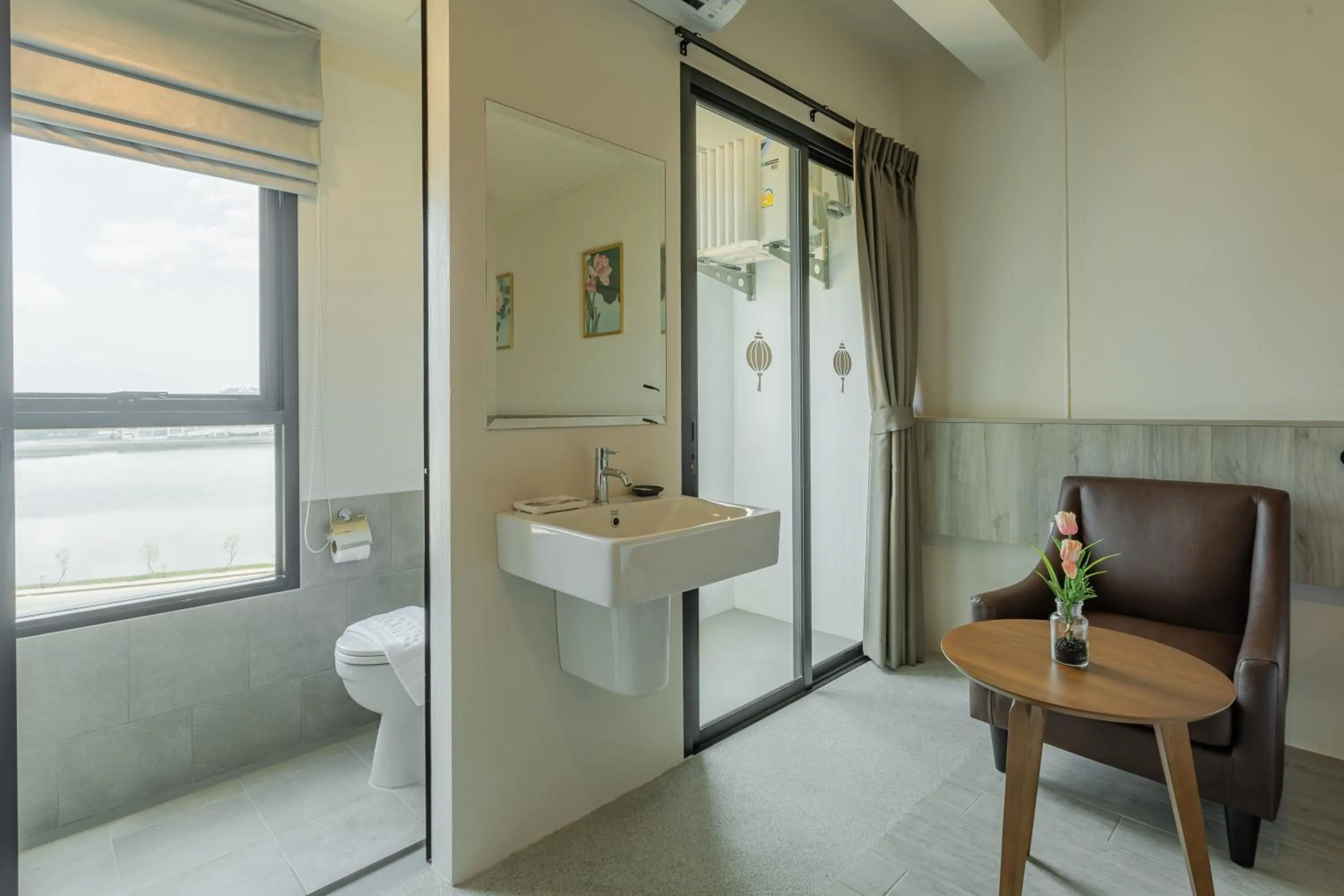 Toilet in Ang Pao Hotel Phuket