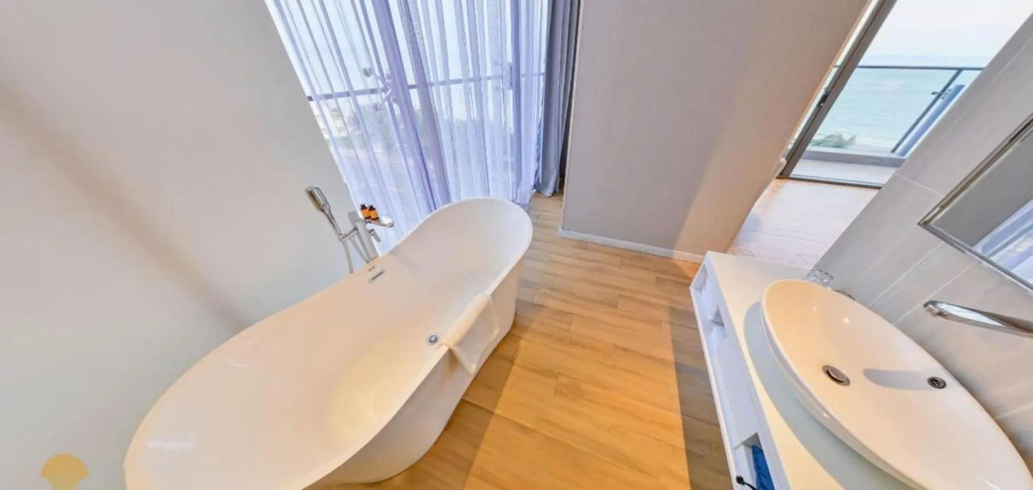 Shower in Premier Pearl Hotel Vung Tau