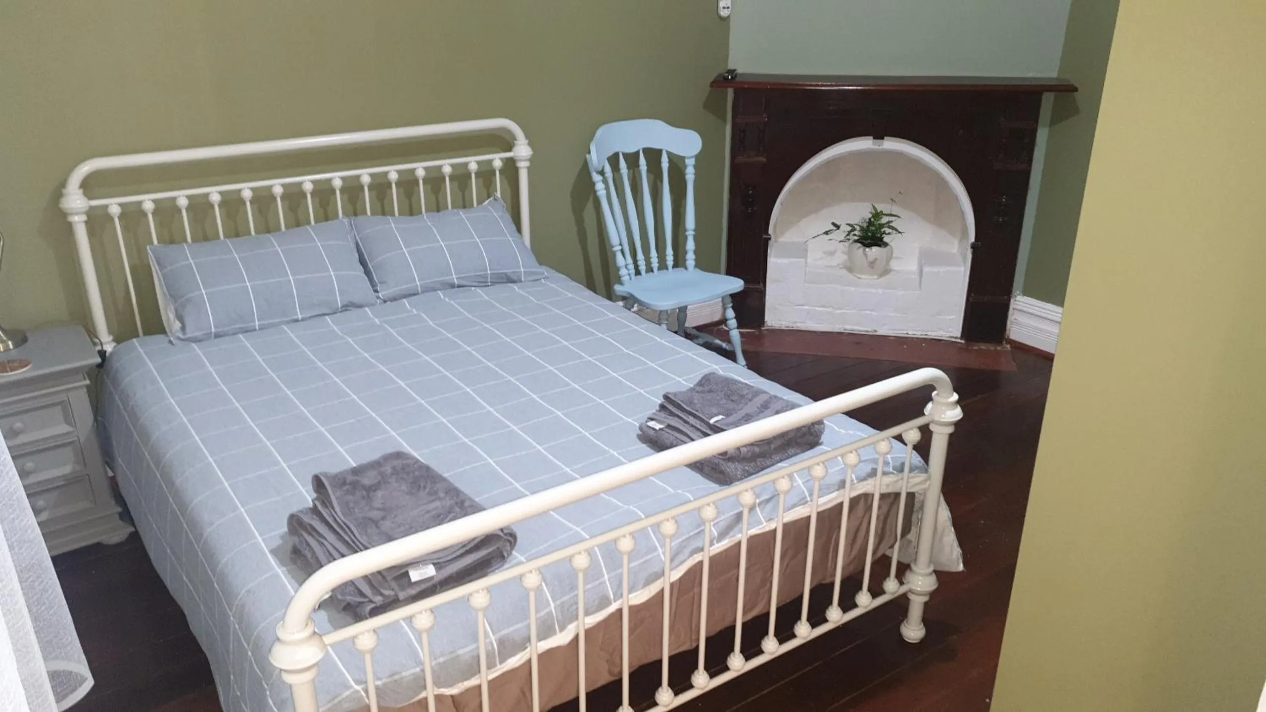 Bedroom, Bed in Roseneath Cottage