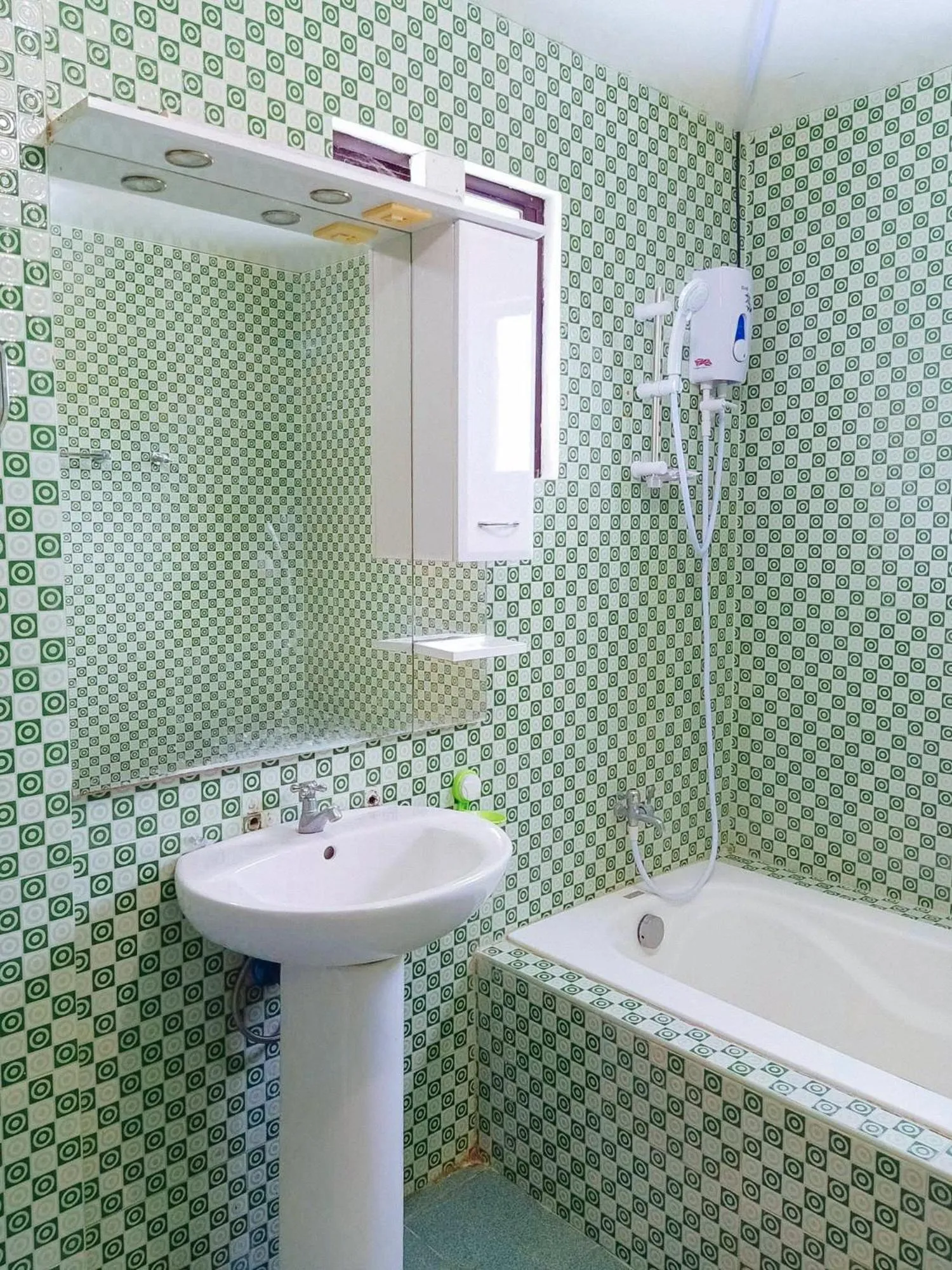 Shower in RedDoorz @ Garcia Hernandez Bohol