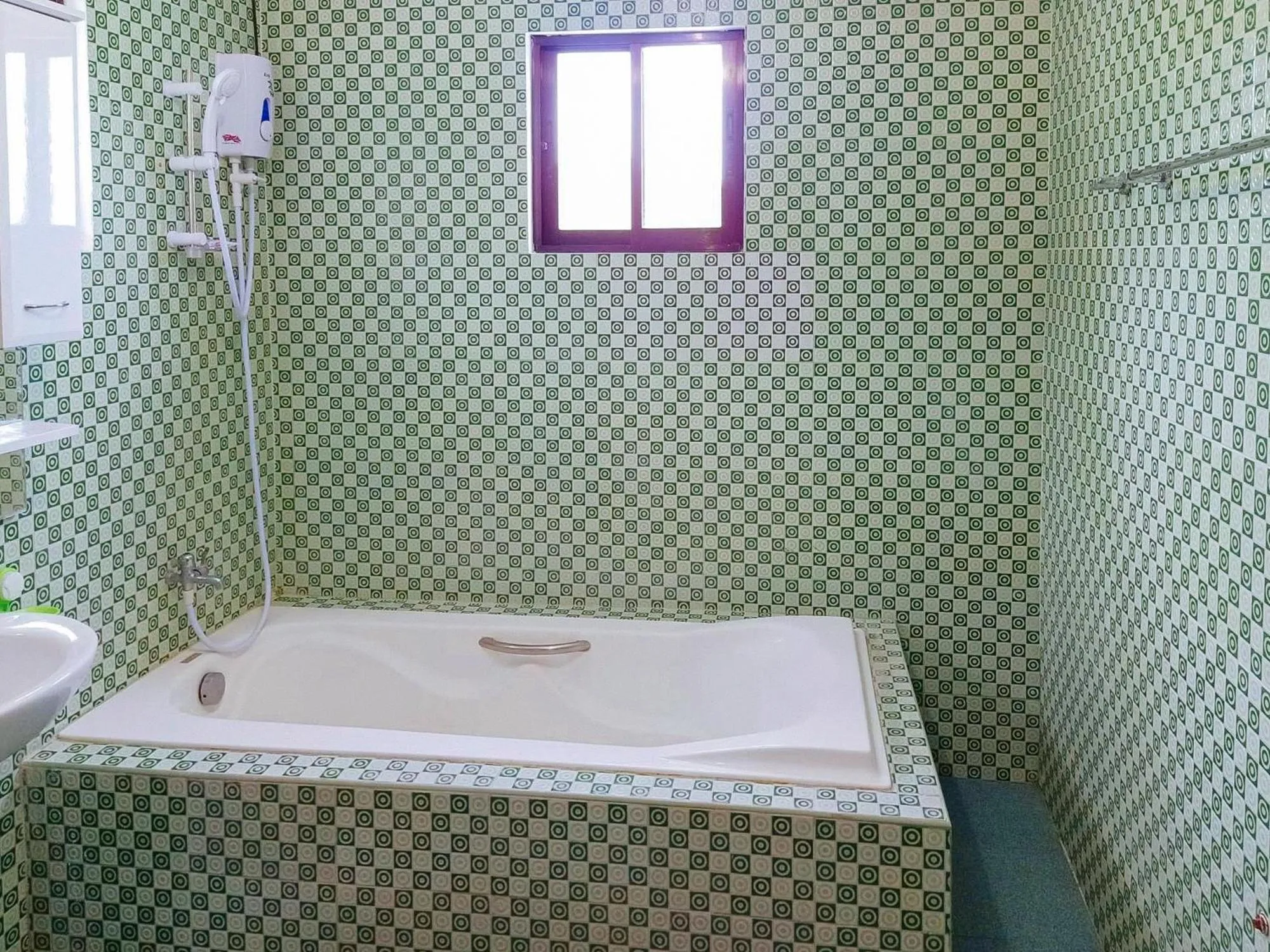 Shower in RedDoorz @ Garcia Hernandez Bohol