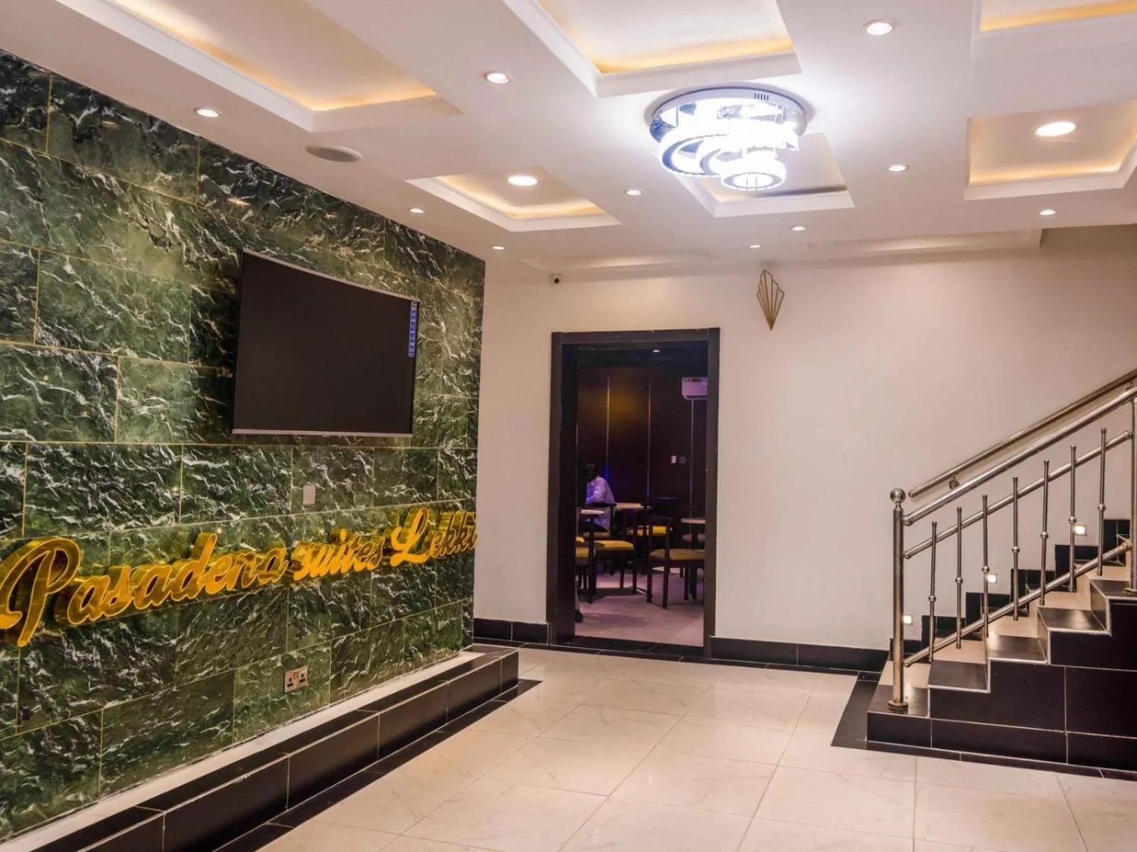 Property building in Pasadena Suites