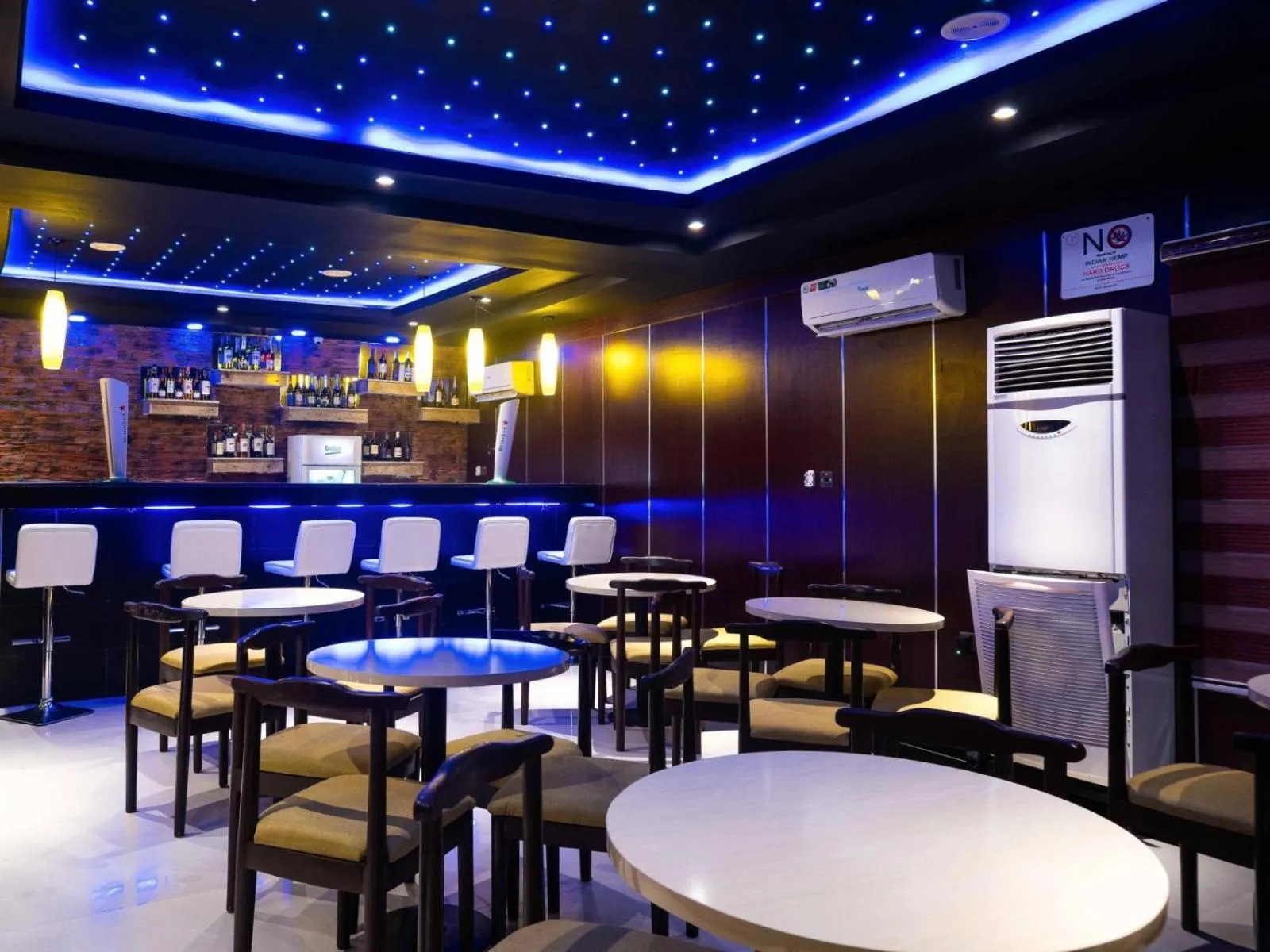 Property building in Pasadena Suites