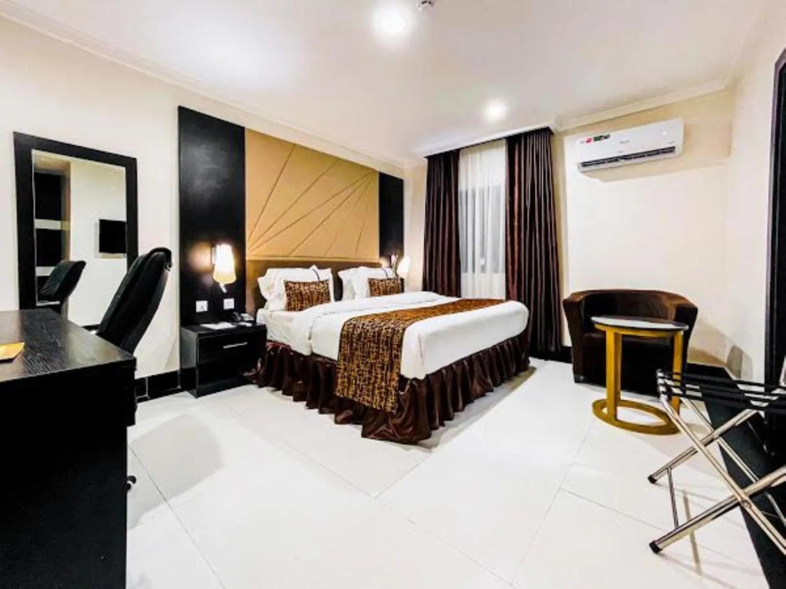 Photo of the whole room in Pasadena Suites