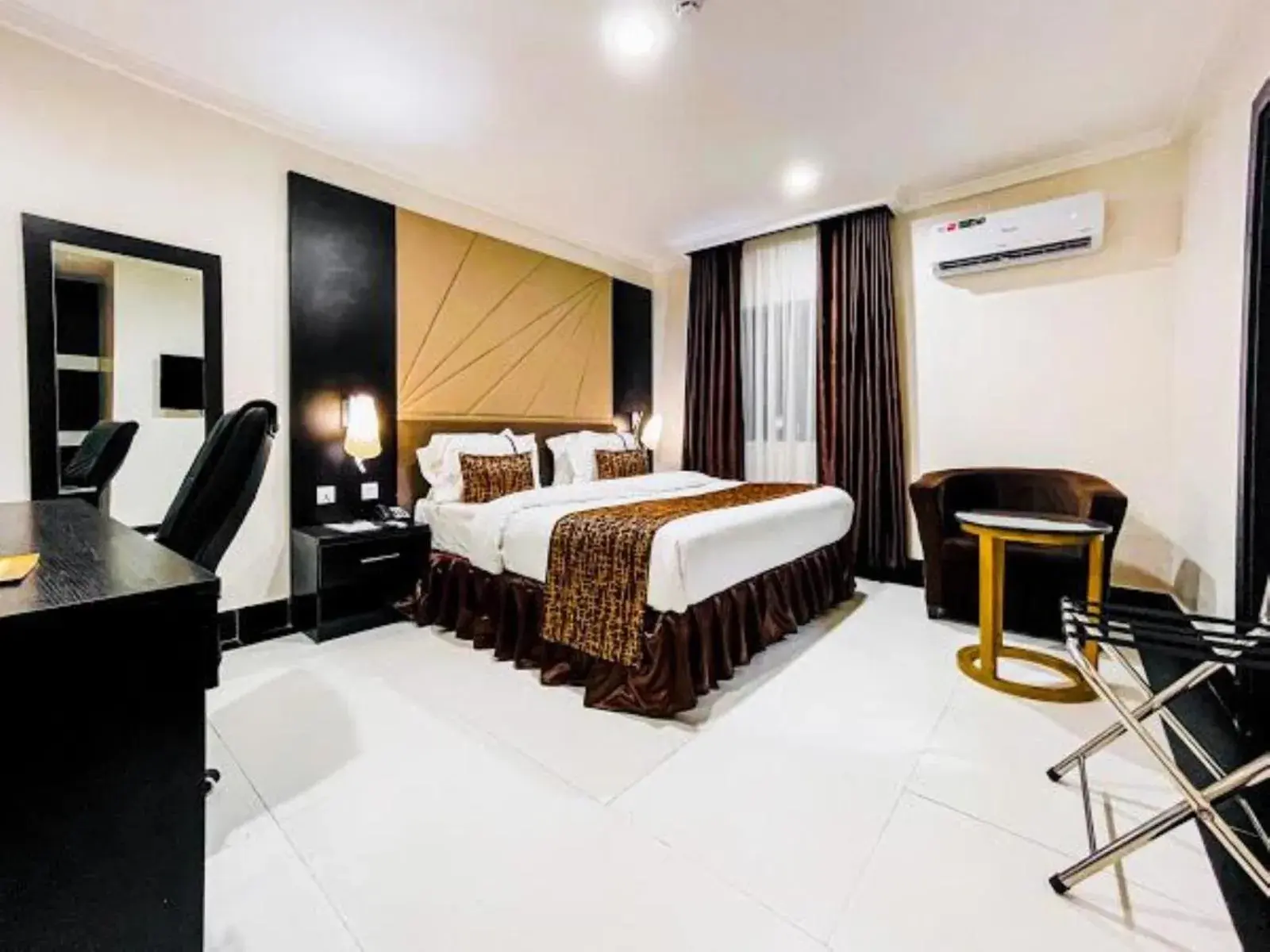 Deluxe King Room in Pasadena Suites Deluxe King Room in Pasadena Suites